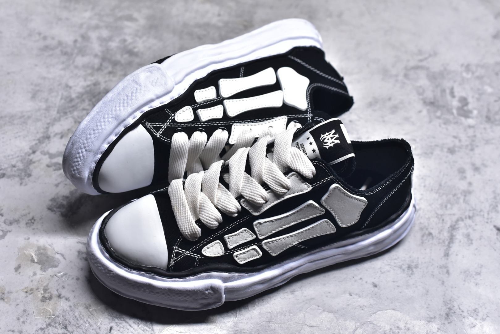 图片[7]-#AMIRI × Maison MIHARA YASUHIR*骨头溶解鞋 品牌订单 原单品质 AMIRIxMMY 携手合作 推出联名鞋款 将两大品牌的经典设计巧妙融合 手工制作的粘土模具鞋底和AMIRI标志性BONES皮革刺绣细节作为鞋款的一大特色 展现出独特的工艺与风格 材质：鞋面原版定制太空莫尼卡帆布！ 内里：原版科技布、 大底：原开模钢印EVA发泡底、 尺码：39 40 41 42 43 44 45 46-选品中心