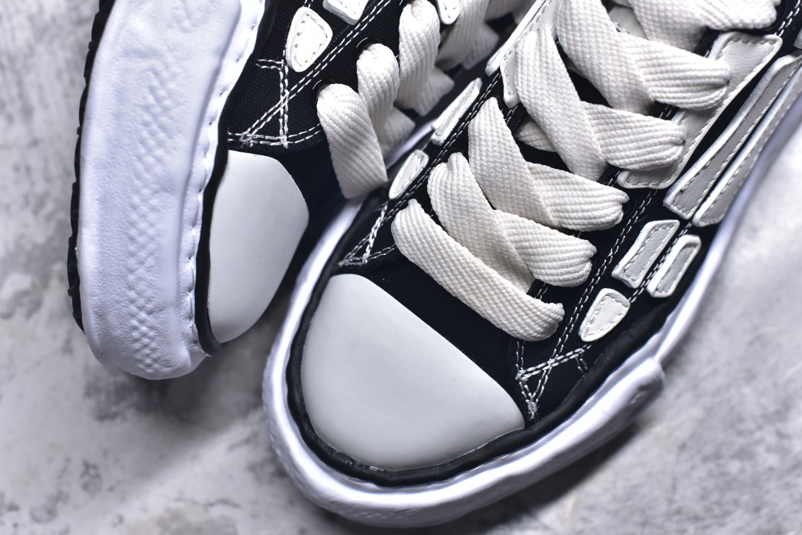 图片[8]-#AMIRI × Maison MIHARA YASUHIR*骨头溶解鞋 品牌订单 原单品质 AMIRIxMMY 携手合作 推出联名鞋款 将两大品牌的经典设计巧妙融合 手工制作的粘土模具鞋底和AMIRI标志性BONES皮革刺绣细节作为鞋款的一大特色 展现出独特的工艺与风格 材质：鞋面原版定制太空莫尼卡帆布！ 内里：原版科技布、 大底：原开模钢印EVA发泡底、 尺码：39 40 41 42 43 44 45 46-选品中心