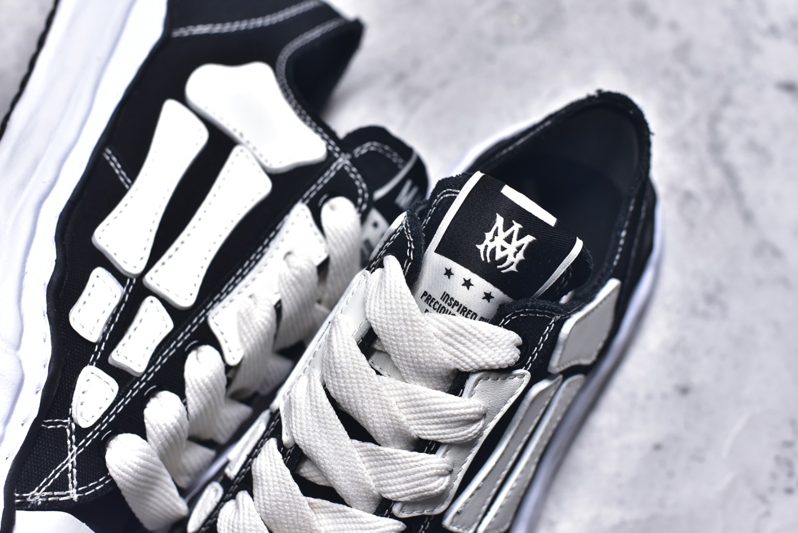 图片[9]-#AMIRI × Maison MIHARA YASUHIR*骨头溶解鞋 品牌订单 原单品质 AMIRIxMMY 携手合作 推出联名鞋款 将两大品牌的经典设计巧妙融合 手工制作的粘土模具鞋底和AMIRI标志性BONES皮革刺绣细节作为鞋款的一大特色 展现出独特的工艺与风格 材质：鞋面原版定制太空莫尼卡帆布！ 内里：原版科技布、 大底：原开模钢印EVA发泡底、 尺码：39 40 41 42 43 44 45 46-选品中心
