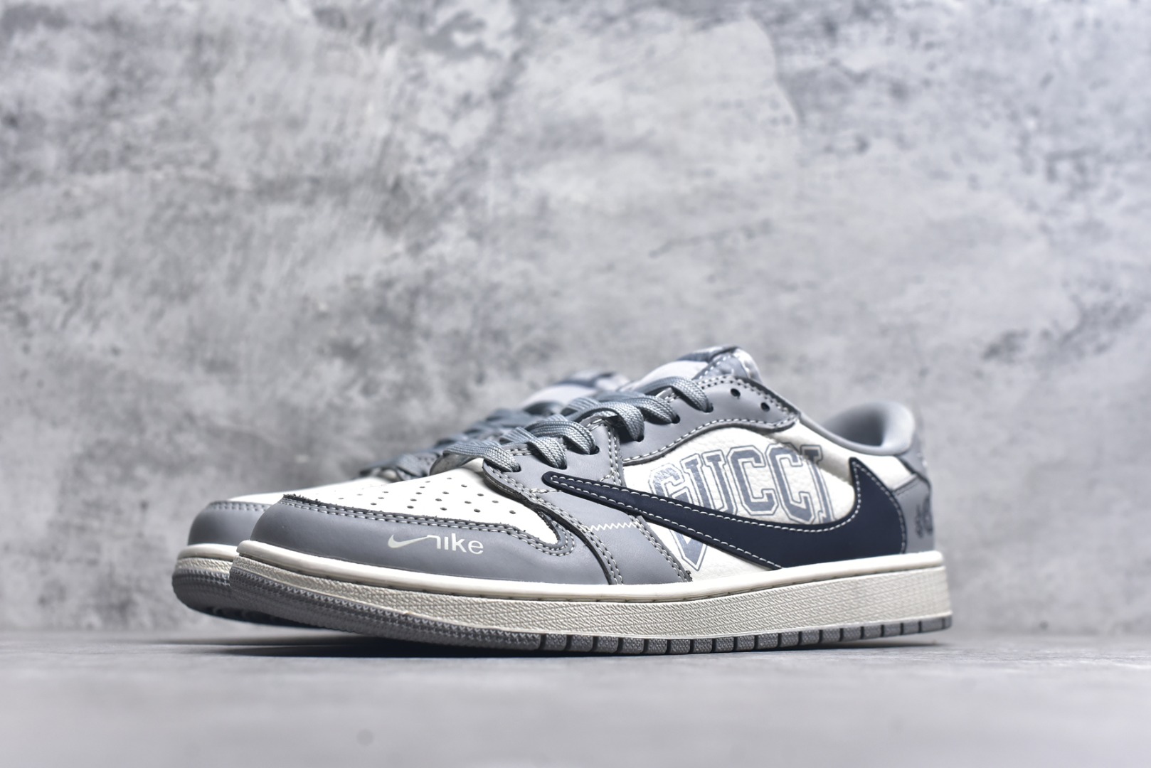 图片[2]-#Travis Scott x Fragment Design x Air Jordan 1 Low OG SP AJ1 乔1 古驰联名 烟灰深蓝勾 低帮文化休闲板鞋 LD2025-023 #多方联名合作融合了Travis Scott 独特的音乐风格，藤原浩个性的设计风格以及Jordan品牌的经典元素 使其成为一双具有独特身份和价值的鞋子 清新而立体的外观加上联名标识更突出了其独特身份 这种配色方案显示出活力和时尚感 在视觉上引人注目 鞋身的质感和细腻的细节处理使其显得高端而格调十足 这款“倒钩”联名是设计与创意完美结合 融合多方的个性风格是一款备受瞩目的潮流鞋款 尺码：36 36.5 37.5 38 38.5 39 40 40.5 41 42 42.5 43 44 44.5 45 9.E5-选品中心