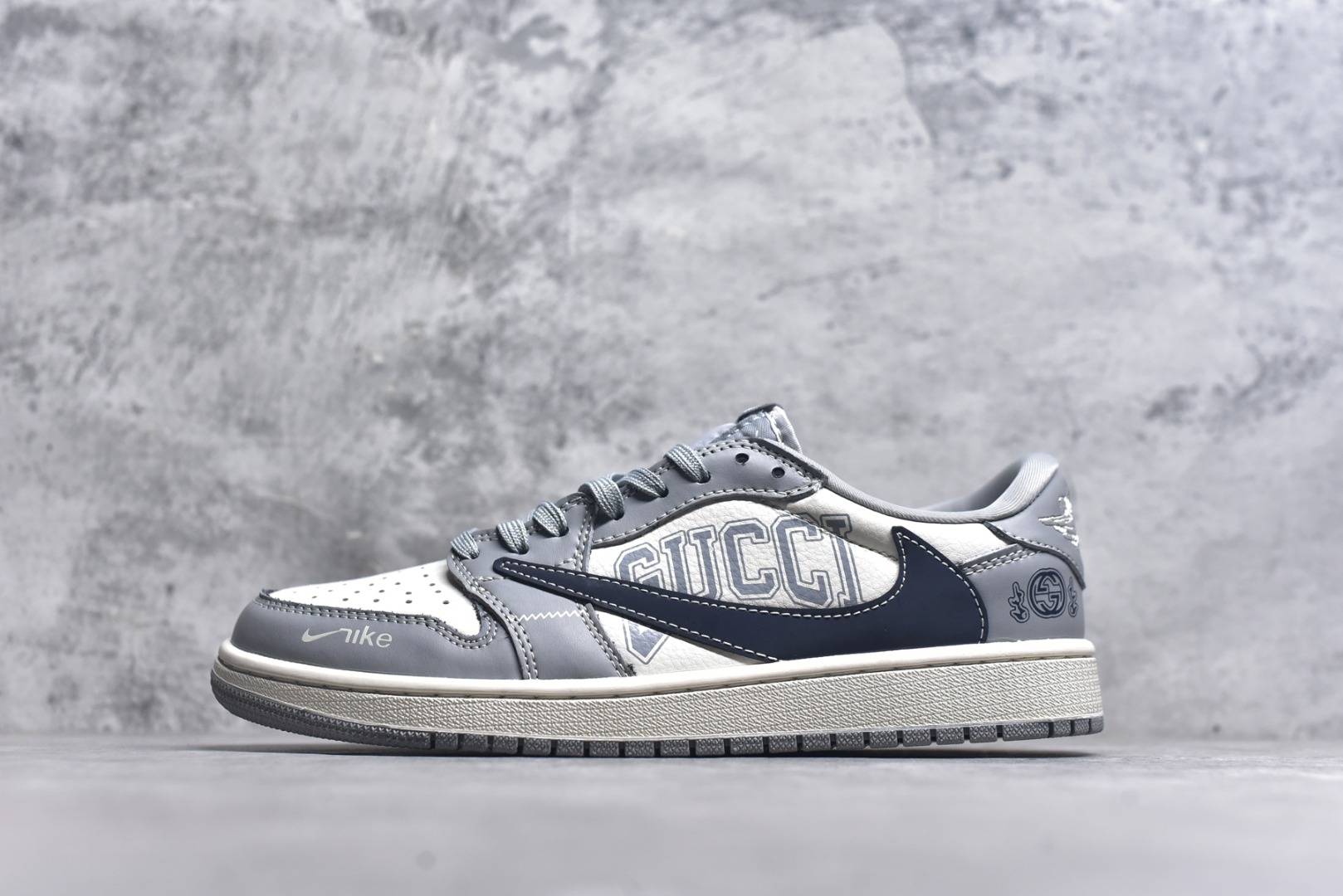 #Travis Scott x Fragment Design x Air Jordan 1 Low OG SP AJ1 乔1 古驰联名 烟灰深蓝勾 低帮文化休闲板鞋 LD2025-023 #多方联名合作融合了Travis Scott 独特的音乐风格，藤原浩个性的设计风格以及Jordan品牌的经典元素 使其成为一双具有独特身份和价值的鞋子 清新而立体的外观加上联名标识更突出了其独特身份 这种配色方案显示出活力和时尚感 在视觉上引人注目 鞋身的质感和细腻的细节处理使其显得高端而格调十足 这款“倒钩”联名是设计与创意完美结合 融合多方的个性风格是一款备受瞩目的潮流鞋款 尺码：36 36.5 37.5 38 38.5 39 40 40.5 41 42 42.5 43 44 44.5 45 9.E5-选品中心