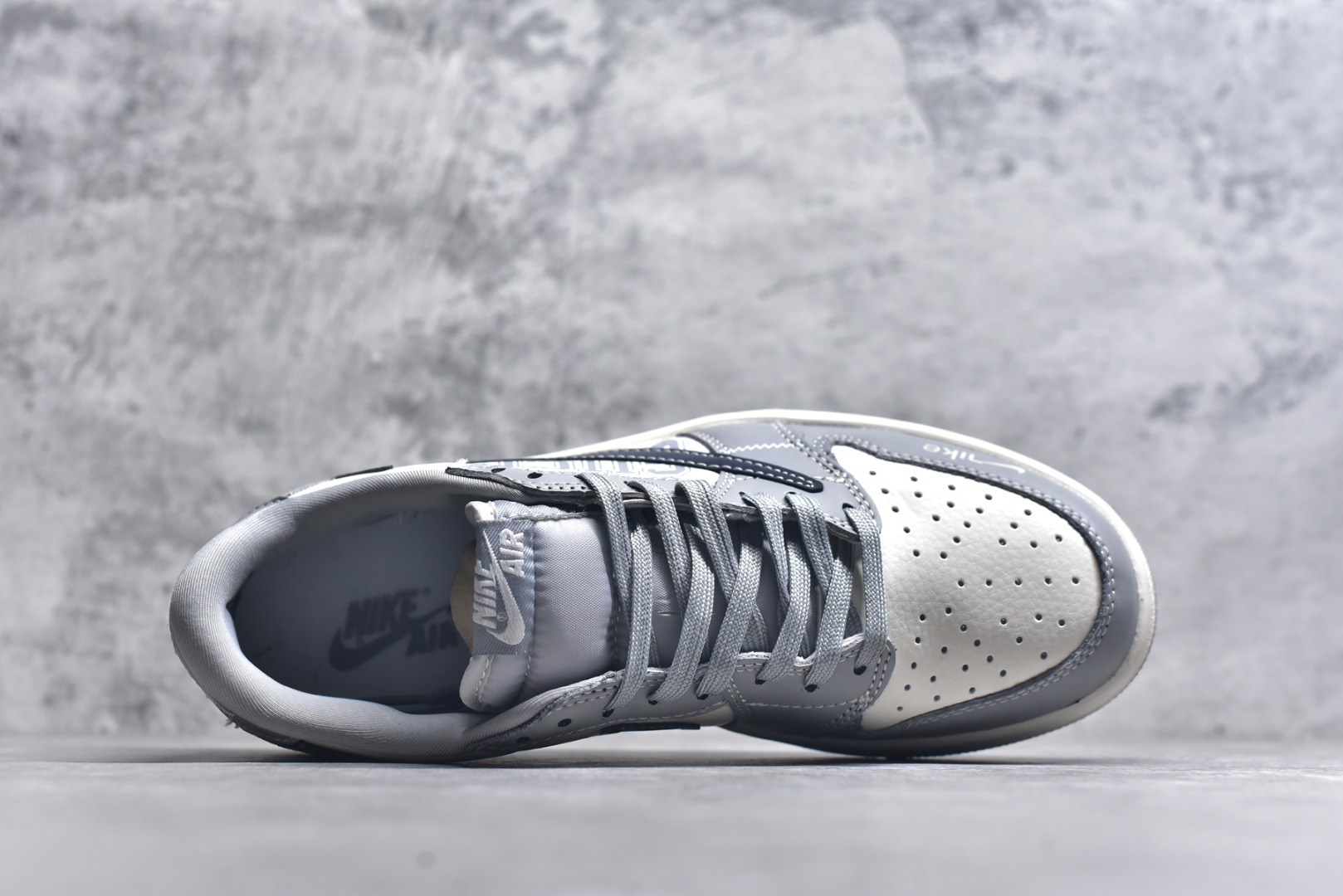 图片[4]-#Travis Scott x Fragment Design x Air Jordan 1 Low OG SP AJ1 乔1 古驰联名 烟灰深蓝勾 低帮文化休闲板鞋 LD2025-023 #多方联名合作融合了Travis Scott 独特的音乐风格，藤原浩个性的设计风格以及Jordan品牌的经典元素 使其成为一双具有独特身份和价值的鞋子 清新而立体的外观加上联名标识更突出了其独特身份 这种配色方案显示出活力和时尚感 在视觉上引人注目 鞋身的质感和细腻的细节处理使其显得高端而格调十足 这款“倒钩”联名是设计与创意完美结合 融合多方的个性风格是一款备受瞩目的潮流鞋款 尺码：36 36.5 37.5 38 38.5 39 40 40.5 41 42 42.5 43 44 44.5 45 9.E5-选品中心