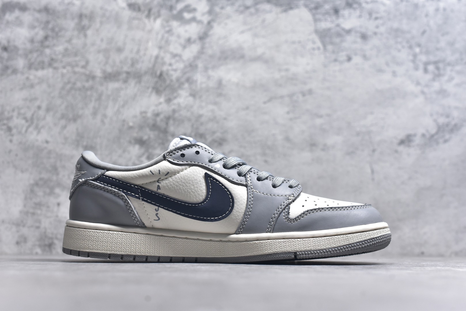图片[3]-#Travis Scott x Fragment Design x Air Jordan 1 Low OG SP AJ1 乔1 古驰联名 烟灰深蓝勾 低帮文化休闲板鞋 LD2025-023 #多方联名合作融合了Travis Scott 独特的音乐风格，藤原浩个性的设计风格以及Jordan品牌的经典元素 使其成为一双具有独特身份和价值的鞋子 清新而立体的外观加上联名标识更突出了其独特身份 这种配色方案显示出活力和时尚感 在视觉上引人注目 鞋身的质感和细腻的细节处理使其显得高端而格调十足 这款“倒钩”联名是设计与创意完美结合 融合多方的个性风格是一款备受瞩目的潮流鞋款 尺码：36 36.5 37.5 38 38.5 39 40 40.5 41 42 42.5 43 44 44.5 45 9.E5-选品中心