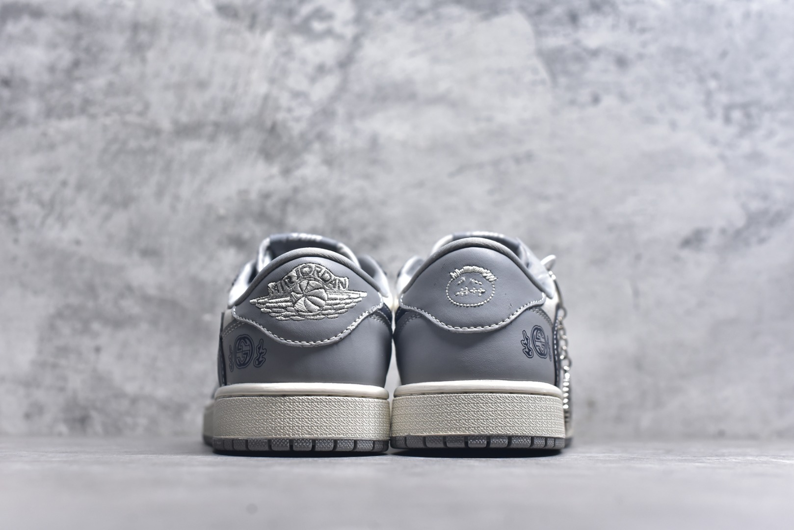 图片[5]-#Travis Scott x Fragment Design x Air Jordan 1 Low OG SP AJ1 乔1 古驰联名 烟灰深蓝勾 低帮文化休闲板鞋 LD2025-023 #多方联名合作融合了Travis Scott 独特的音乐风格，藤原浩个性的设计风格以及Jordan品牌的经典元素 使其成为一双具有独特身份和价值的鞋子 清新而立体的外观加上联名标识更突出了其独特身份 这种配色方案显示出活力和时尚感 在视觉上引人注目 鞋身的质感和细腻的细节处理使其显得高端而格调十足 这款“倒钩”联名是设计与创意完美结合 融合多方的个性风格是一款备受瞩目的潮流鞋款 尺码：36 36.5 37.5 38 38.5 39 40 40.5 41 42 42.5 43 44 44.5 45 9.E5-选品中心