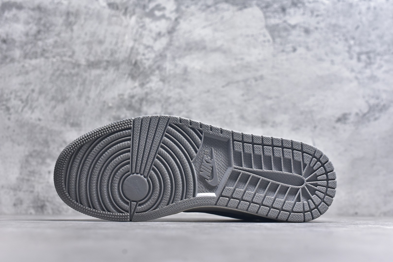 图片[6]-#Travis Scott x Fragment Design x Air Jordan 1 Low OG SP AJ1 乔1 古驰联名 烟灰深蓝勾 低帮文化休闲板鞋 LD2025-023 #多方联名合作融合了Travis Scott 独特的音乐风格，藤原浩个性的设计风格以及Jordan品牌的经典元素 使其成为一双具有独特身份和价值的鞋子 清新而立体的外观加上联名标识更突出了其独特身份 这种配色方案显示出活力和时尚感 在视觉上引人注目 鞋身的质感和细腻的细节处理使其显得高端而格调十足 这款“倒钩”联名是设计与创意完美结合 融合多方的个性风格是一款备受瞩目的潮流鞋款 尺码：36 36.5 37.5 38 38.5 39 40 40.5 41 42 42.5 43 44 44.5 45 9.E5-选品中心