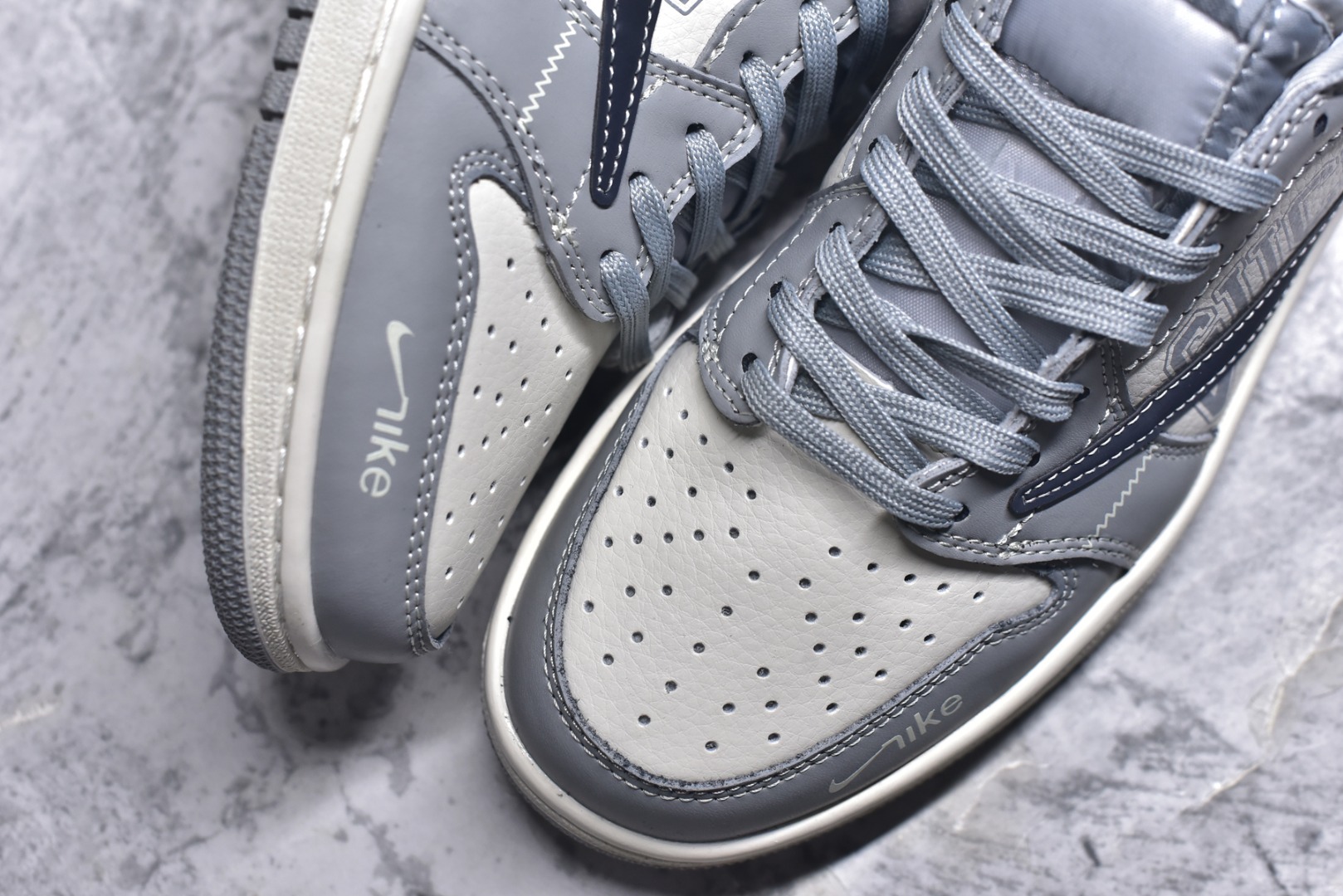 图片[8]-#Travis Scott x Fragment Design x Air Jordan 1 Low OG SP AJ1 乔1 古驰联名 烟灰深蓝勾 低帮文化休闲板鞋 LD2025-023 #多方联名合作融合了Travis Scott 独特的音乐风格，藤原浩个性的设计风格以及Jordan品牌的经典元素 使其成为一双具有独特身份和价值的鞋子 清新而立体的外观加上联名标识更突出了其独特身份 这种配色方案显示出活力和时尚感 在视觉上引人注目 鞋身的质感和细腻的细节处理使其显得高端而格调十足 这款“倒钩”联名是设计与创意完美结合 融合多方的个性风格是一款备受瞩目的潮流鞋款 尺码：36 36.5 37.5 38 38.5 39 40 40.5 41 42 42.5 43 44 44.5 45 9.E5-选品中心