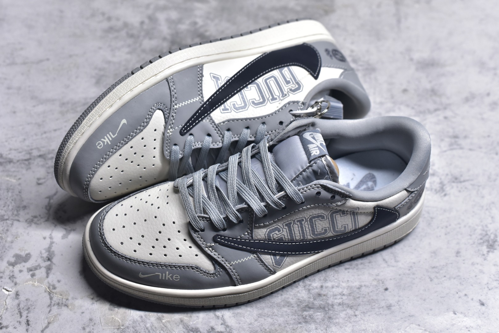图片[7]-#Travis Scott x Fragment Design x Air Jordan 1 Low OG SP AJ1 乔1 古驰联名 烟灰深蓝勾 低帮文化休闲板鞋 LD2025-023 #多方联名合作融合了Travis Scott 独特的音乐风格，藤原浩个性的设计风格以及Jordan品牌的经典元素 使其成为一双具有独特身份和价值的鞋子 清新而立体的外观加上联名标识更突出了其独特身份 这种配色方案显示出活力和时尚感 在视觉上引人注目 鞋身的质感和细腻的细节处理使其显得高端而格调十足 这款“倒钩”联名是设计与创意完美结合 融合多方的个性风格是一款备受瞩目的潮流鞋款 尺码：36 36.5 37.5 38 38.5 39 40 40.5 41 42 42.5 43 44 44.5 45 9.E5-选品中心