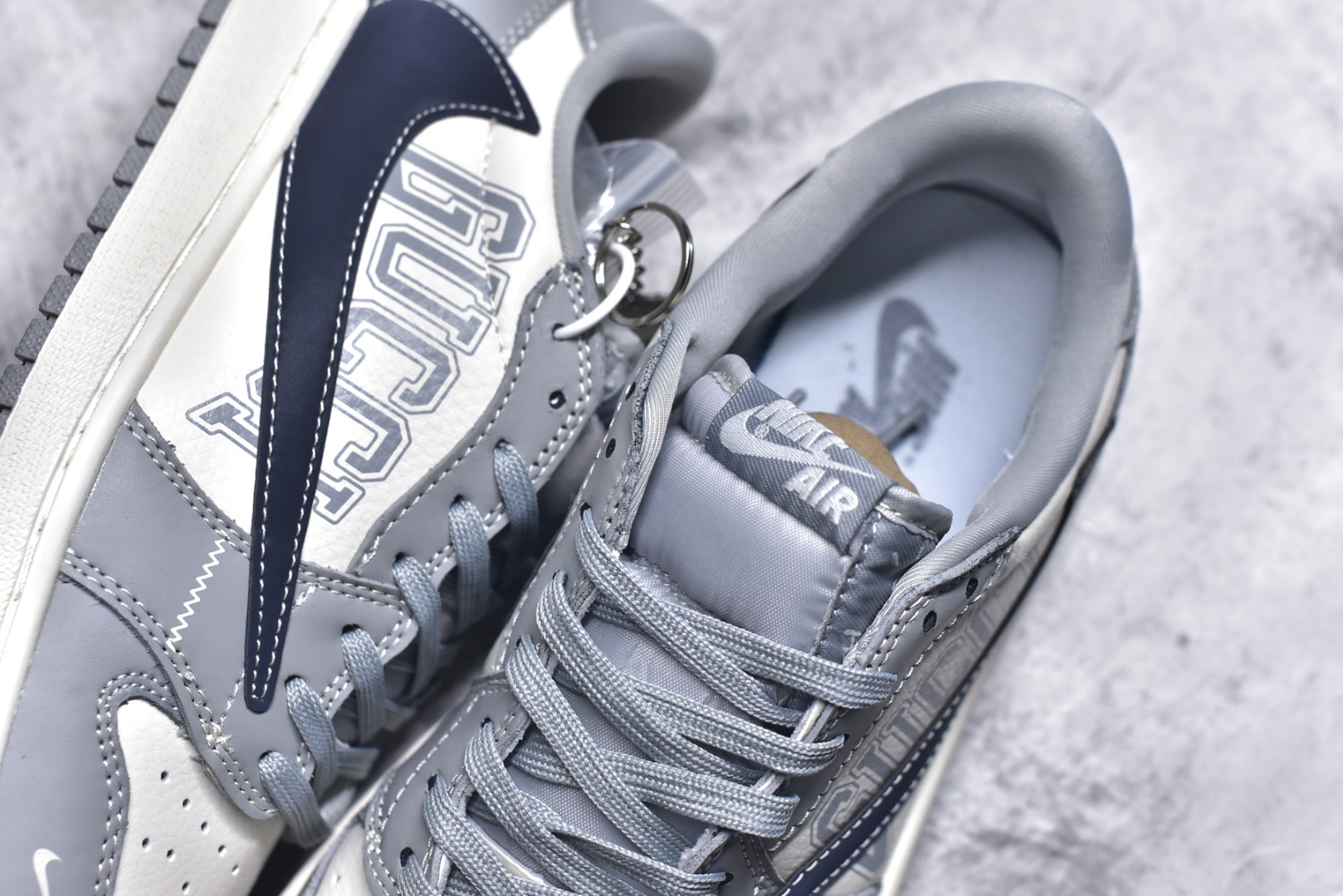 图片[9]-#Travis Scott x Fragment Design x Air Jordan 1 Low OG SP AJ1 乔1 古驰联名 烟灰深蓝勾 低帮文化休闲板鞋 LD2025-023 #多方联名合作融合了Travis Scott 独特的音乐风格，藤原浩个性的设计风格以及Jordan品牌的经典元素 使其成为一双具有独特身份和价值的鞋子 清新而立体的外观加上联名标识更突出了其独特身份 这种配色方案显示出活力和时尚感 在视觉上引人注目 鞋身的质感和细腻的细节处理使其显得高端而格调十足 这款“倒钩”联名是设计与创意完美结合 融合多方的个性风格是一款备受瞩目的潮流鞋款 尺码：36 36.5 37.5 38 38.5 39 40 40.5 41 42 42.5 43 44 44.5 45 9.E5-选品中心