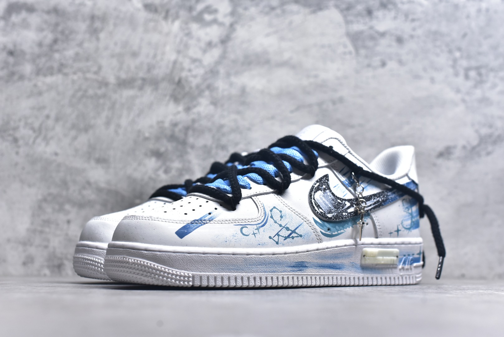 图片[2]-#Nike Air Force 1\’07 Low \”Pisces\” 手绘涂鸦十二星座系列 双鱼座 空军一号低帮休闲板鞋 星座219-320 #鞋身似洒满星辰的海面，灵动飘逸。经典 Swoosh 与星座符号巧妙结合，搭配精致挂饰，细节处尽显浪漫巧思。作为定制款，它不仅是潮流穿搭利器，更如为双鱼打造的专属星海，承载着对星座文化的独特诠释，让每一步都似在星海中漫游，休闲又充满梦幻氛围 尺码：36 36.5 37.5 38 38.5 39 40 40.5 41 42 42.5 43 44 44.5 45 9.D4-选品中心