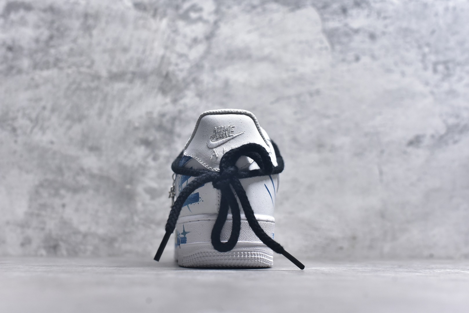 图片[5]-#Nike Air Force 1\’07 Low \”Pisces\” 手绘涂鸦十二星座系列 双鱼座 空军一号低帮休闲板鞋 星座219-320 #鞋身似洒满星辰的海面，灵动飘逸。经典 Swoosh 与星座符号巧妙结合，搭配精致挂饰，细节处尽显浪漫巧思。作为定制款，它不仅是潮流穿搭利器，更如为双鱼打造的专属星海，承载着对星座文化的独特诠释，让每一步都似在星海中漫游，休闲又充满梦幻氛围 尺码：36 36.5 37.5 38 38.5 39 40 40.5 41 42 42.5 43 44 44.5 45 9.D4-选品中心