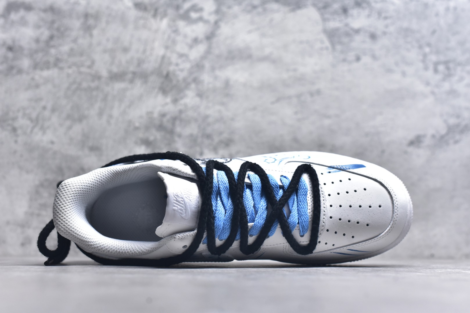 图片[4]-#Nike Air Force 1\’07 Low \”Pisces\” 手绘涂鸦十二星座系列 双鱼座 空军一号低帮休闲板鞋 星座219-320 #鞋身似洒满星辰的海面，灵动飘逸。经典 Swoosh 与星座符号巧妙结合，搭配精致挂饰，细节处尽显浪漫巧思。作为定制款，它不仅是潮流穿搭利器，更如为双鱼打造的专属星海，承载着对星座文化的独特诠释，让每一步都似在星海中漫游，休闲又充满梦幻氛围 尺码：36 36.5 37.5 38 38.5 39 40 40.5 41 42 42.5 43 44 44.5 45 9.D4-选品中心