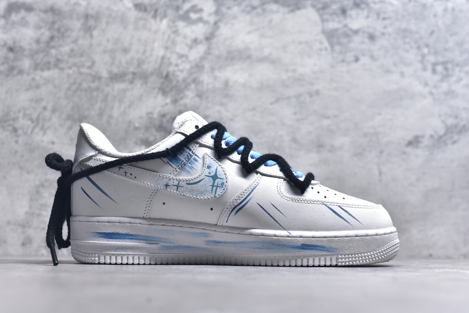 图片[3]-#Nike Air Force 1\’07 Low \”Pisces\” 手绘涂鸦十二星座系列 双鱼座 空军一号低帮休闲板鞋 星座219-320 #鞋身似洒满星辰的海面，灵动飘逸。经典 Swoosh 与星座符号巧妙结合，搭配精致挂饰，细节处尽显浪漫巧思。作为定制款，它不仅是潮流穿搭利器，更如为双鱼打造的专属星海，承载着对星座文化的独特诠释，让每一步都似在星海中漫游，休闲又充满梦幻氛围 尺码：36 36.5 37.5 38 38.5 39 40 40.5 41 42 42.5 43 44 44.5 45 9.D4-选品中心