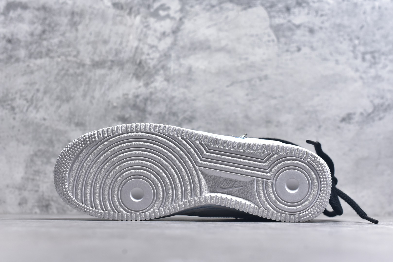 图片[6]-#Nike Air Force 1\’07 Low \”Pisces\” 手绘涂鸦十二星座系列 双鱼座 空军一号低帮休闲板鞋 星座219-320 #鞋身似洒满星辰的海面，灵动飘逸。经典 Swoosh 与星座符号巧妙结合，搭配精致挂饰，细节处尽显浪漫巧思。作为定制款，它不仅是潮流穿搭利器，更如为双鱼打造的专属星海，承载着对星座文化的独特诠释，让每一步都似在星海中漫游，休闲又充满梦幻氛围 尺码：36 36.5 37.5 38 38.5 39 40 40.5 41 42 42.5 43 44 44.5 45 9.D4-选品中心