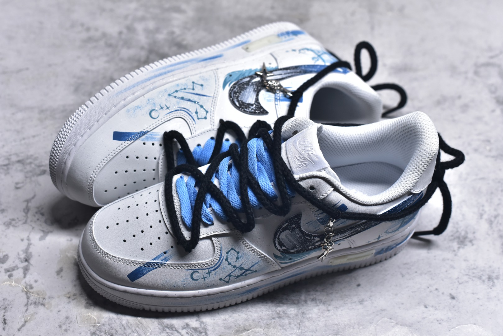 图片[7]-#Nike Air Force 1\’07 Low \”Pisces\” 手绘涂鸦十二星座系列 双鱼座 空军一号低帮休闲板鞋 星座219-320 #鞋身似洒满星辰的海面，灵动飘逸。经典 Swoosh 与星座符号巧妙结合，搭配精致挂饰，细节处尽显浪漫巧思。作为定制款，它不仅是潮流穿搭利器，更如为双鱼打造的专属星海，承载着对星座文化的独特诠释，让每一步都似在星海中漫游，休闲又充满梦幻氛围 尺码：36 36.5 37.5 38 38.5 39 40 40.5 41 42 42.5 43 44 44.5 45 9.D4-选品中心