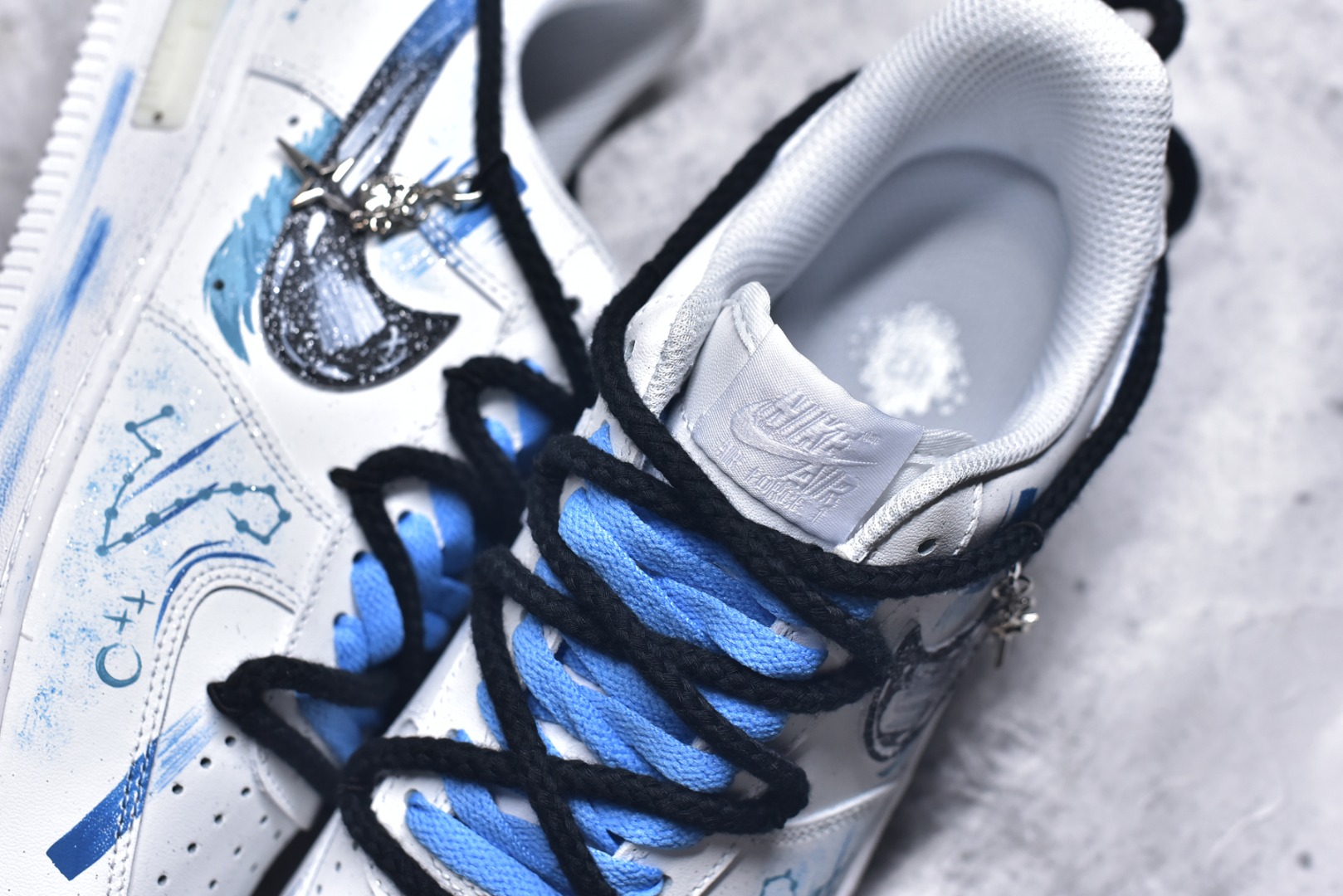 图片[9]-#Nike Air Force 1\’07 Low \”Pisces\” 手绘涂鸦十二星座系列 双鱼座 空军一号低帮休闲板鞋 星座219-320 #鞋身似洒满星辰的海面，灵动飘逸。经典 Swoosh 与星座符号巧妙结合，搭配精致挂饰，细节处尽显浪漫巧思。作为定制款，它不仅是潮流穿搭利器，更如为双鱼打造的专属星海，承载着对星座文化的独特诠释，让每一步都似在星海中漫游，休闲又充满梦幻氛围 尺码：36 36.5 37.5 38 38.5 39 40 40.5 41 42 42.5 43 44 44.5 45 9.D4-选品中心