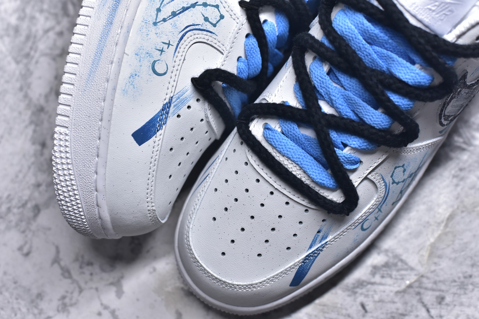 图片[8]-#Nike Air Force 1\’07 Low \”Pisces\” 手绘涂鸦十二星座系列 双鱼座 空军一号低帮休闲板鞋 星座219-320 #鞋身似洒满星辰的海面，灵动飘逸。经典 Swoosh 与星座符号巧妙结合，搭配精致挂饰，细节处尽显浪漫巧思。作为定制款，它不仅是潮流穿搭利器，更如为双鱼打造的专属星海，承载着对星座文化的独特诠释，让每一步都似在星海中漫游，休闲又充满梦幻氛围 尺码：36 36.5 37.5 38 38.5 39 40 40.5 41 42 42.5 43 44 44.5 45 9.D4-选品中心