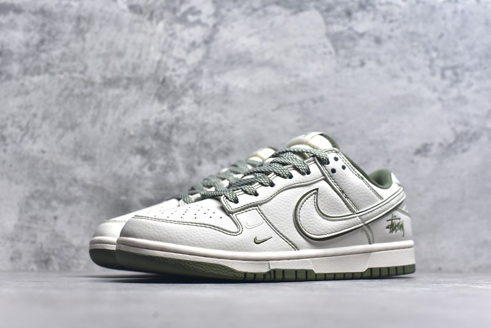 图片[2]-#Nk SB Dunk Low 斯图西联名-米绿线条 周年高端定制 低帮休闲板鞋 BB1818-102 #定制鞋盒 大厂纯原品质出货 超高清洁度 皮料切割干净无任何毛边 细节完美 尺码：36 36.5 37.5 38 38.5 39 40 40.5 41 42 42.5 43 44 44.5 45 9.E5-选品中心