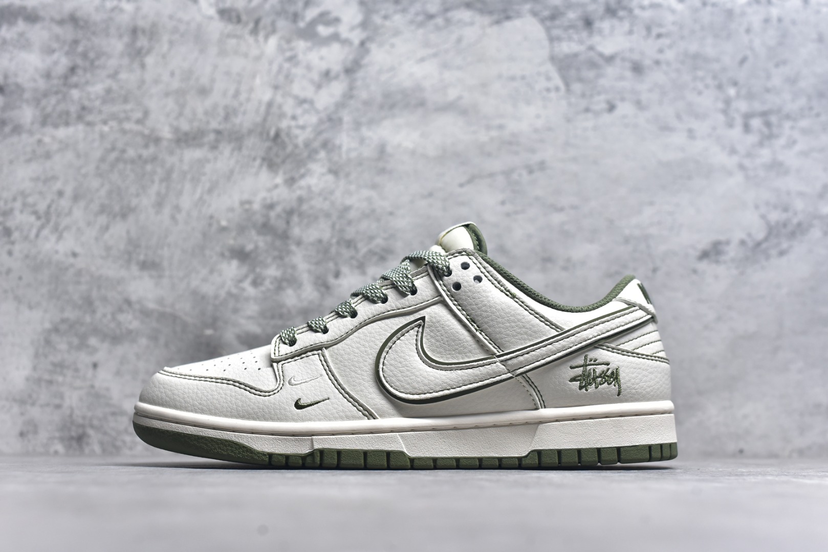 #Nk SB Dunk Low 斯图西联名-米绿线条 周年高端定制 低帮休闲板鞋 BB1818-102 #定制鞋盒 大厂纯原品质出货 超高清洁度 皮料切割干净无任何毛边 细节完美 尺码：36 36.5 37.5 38 38.5 39 40 40.5 41 42 42.5 43 44 44.5 45 9.E5-选品中心