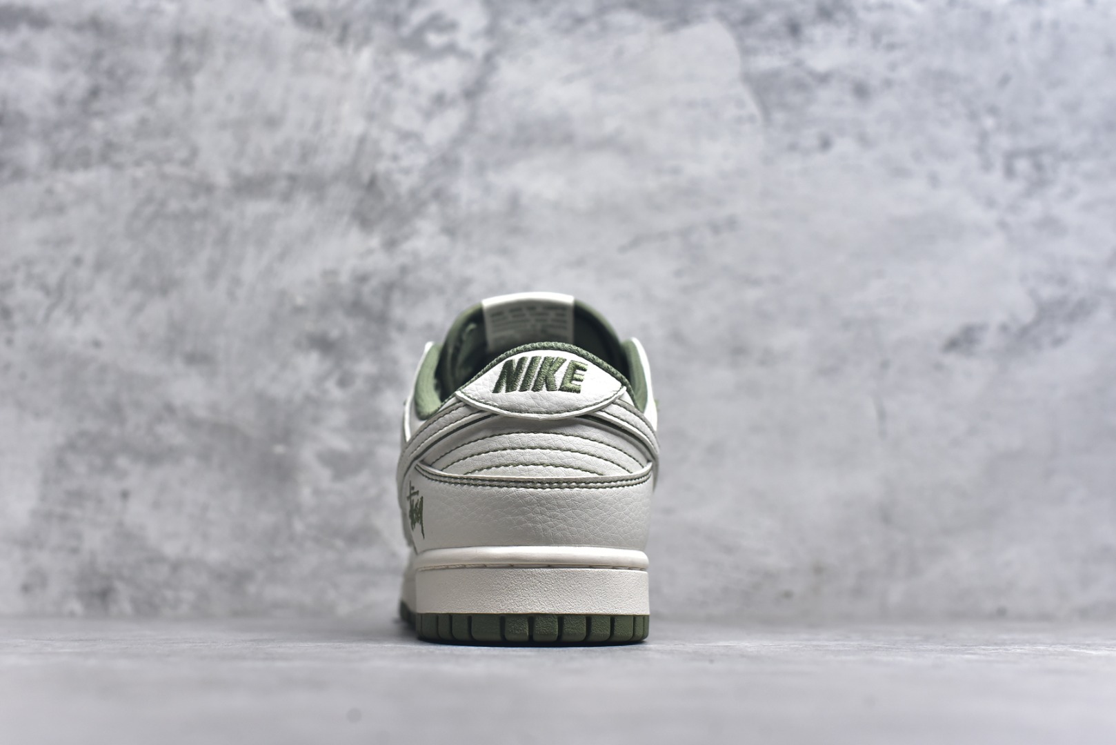 图片[5]-#Nk SB Dunk Low 斯图西联名-米绿线条 周年高端定制 低帮休闲板鞋 BB1818-102 #定制鞋盒 大厂纯原品质出货 超高清洁度 皮料切割干净无任何毛边 细节完美 尺码：36 36.5 37.5 38 38.5 39 40 40.5 41 42 42.5 43 44 44.5 45 9.E5-选品中心