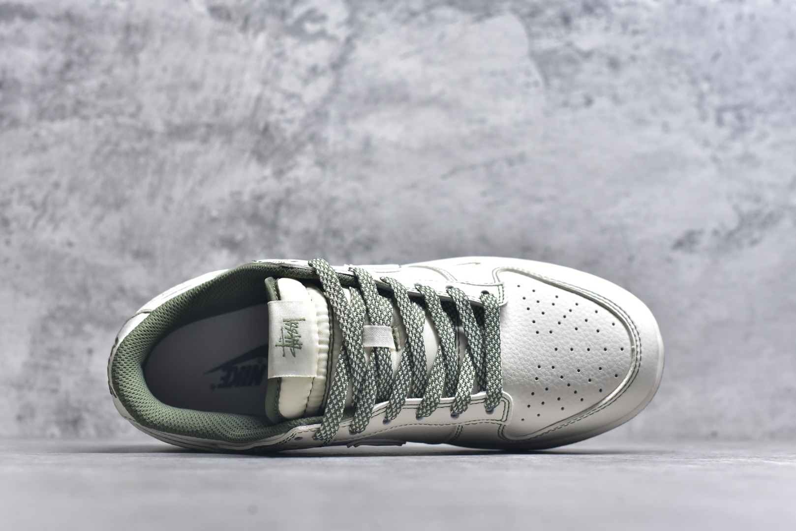 图片[4]-#Nk SB Dunk Low 斯图西联名-米绿线条 周年高端定制 低帮休闲板鞋 BB1818-102 #定制鞋盒 大厂纯原品质出货 超高清洁度 皮料切割干净无任何毛边 细节完美 尺码：36 36.5 37.5 38 38.5 39 40 40.5 41 42 42.5 43 44 44.5 45 9.E5-选品中心