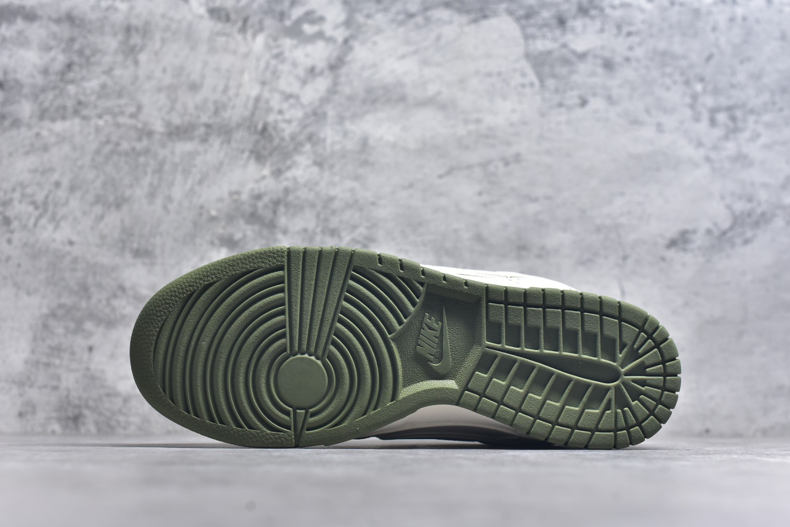 图片[6]-#Nk SB Dunk Low 斯图西联名-米绿线条 周年高端定制 低帮休闲板鞋 BB1818-102 #定制鞋盒 大厂纯原品质出货 超高清洁度 皮料切割干净无任何毛边 细节完美 尺码：36 36.5 37.5 38 38.5 39 40 40.5 41 42 42.5 43 44 44.5 45 9.E5-选品中心