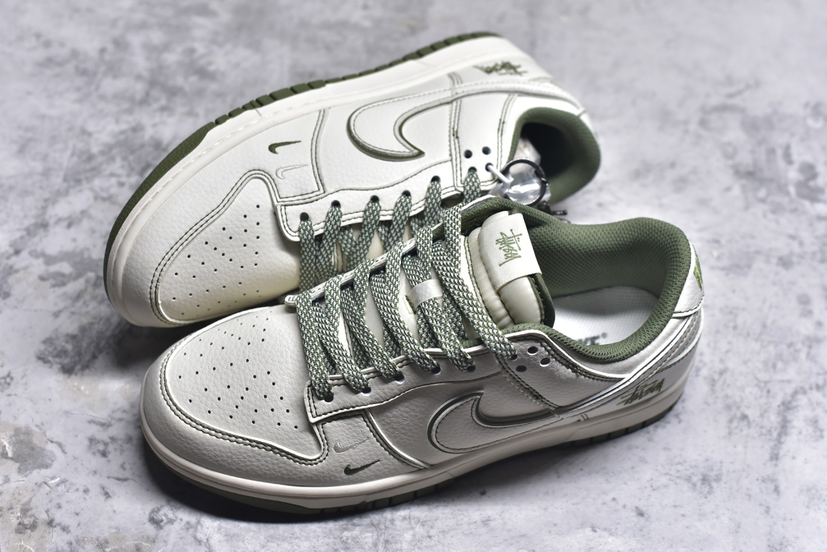 图片[7]-#Nk SB Dunk Low 斯图西联名-米绿线条 周年高端定制 低帮休闲板鞋 BB1818-102 #定制鞋盒 大厂纯原品质出货 超高清洁度 皮料切割干净无任何毛边 细节完美 尺码：36 36.5 37.5 38 38.5 39 40 40.5 41 42 42.5 43 44 44.5 45 9.E5-选品中心