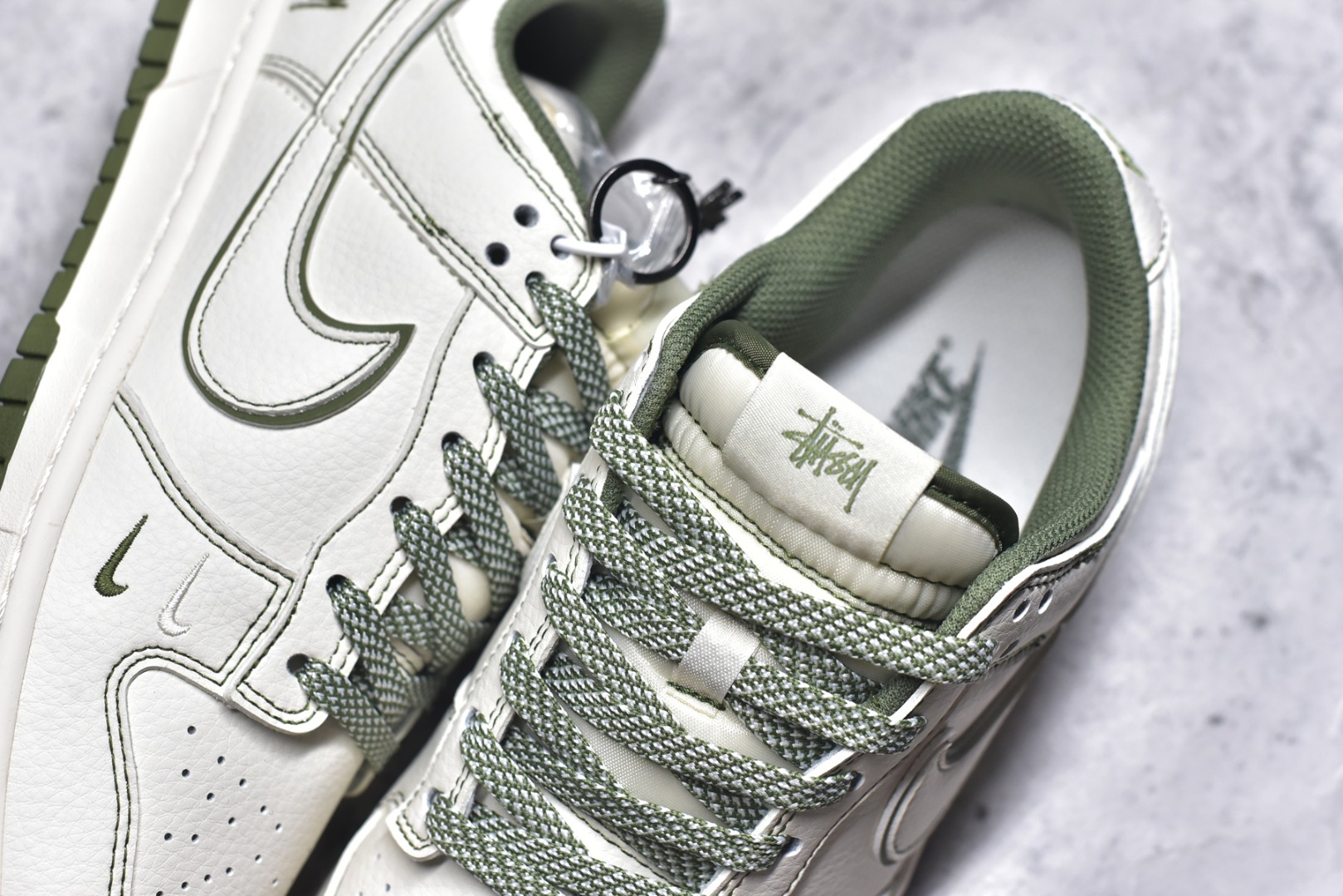 图片[9]-#Nk SB Dunk Low 斯图西联名-米绿线条 周年高端定制 低帮休闲板鞋 BB1818-102 #定制鞋盒 大厂纯原品质出货 超高清洁度 皮料切割干净无任何毛边 细节完美 尺码：36 36.5 37.5 38 38.5 39 40 40.5 41 42 42.5 43 44 44.5 45 9.E5-选品中心