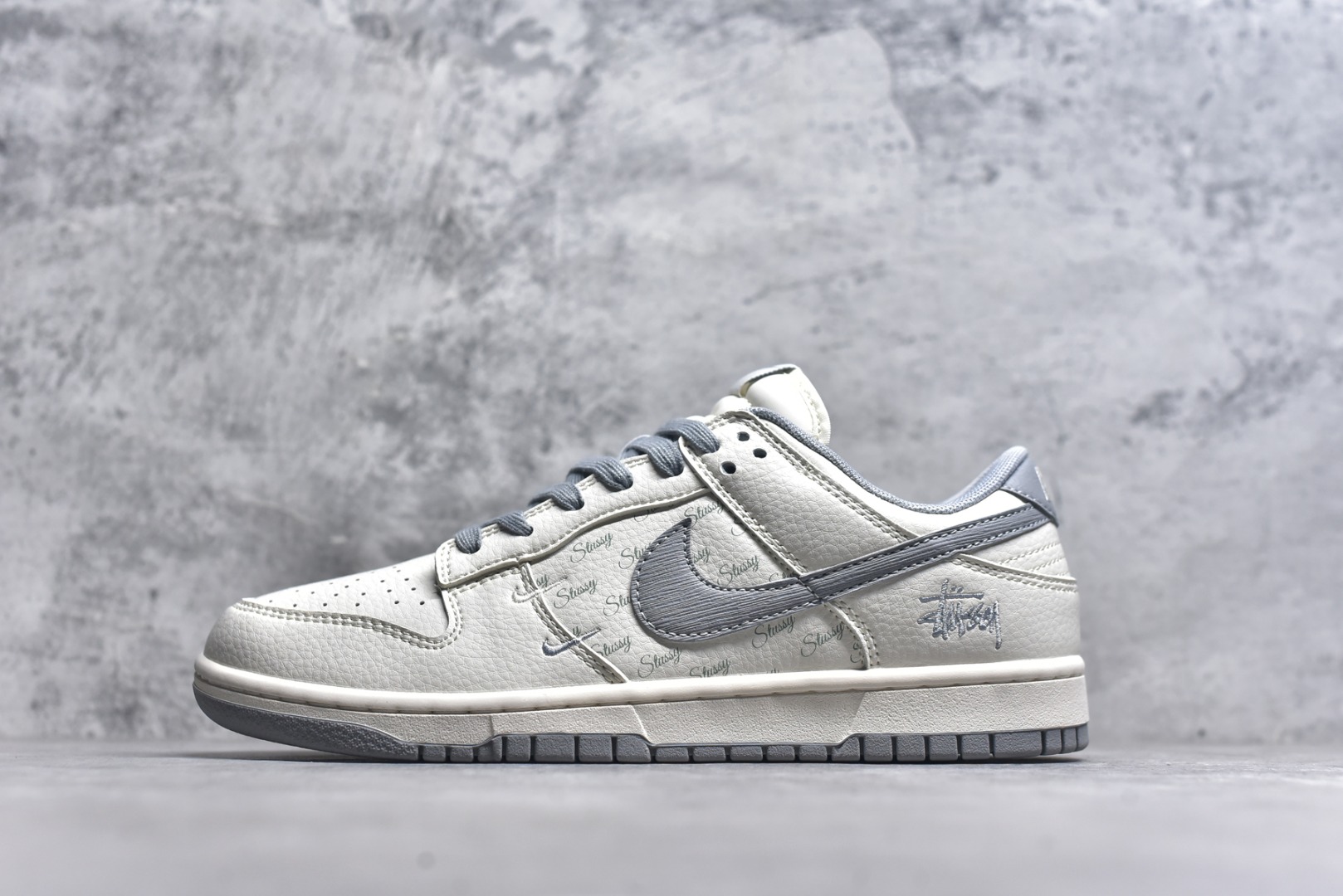 #Nk SB Dunk Low 斯图西联名 浅灰拉丝勾 周年高端定制 低帮休闲板鞋 XX2025-608 #定制鞋盒 大厂纯原品质出货 超高清洁度 皮料切割干净无任何毛边 细节完美 尺码：36 36.5 37.5 38 38.5 39 40 40.5 41 42 42.5 43 44 44.5 45 9.E5-选品中心