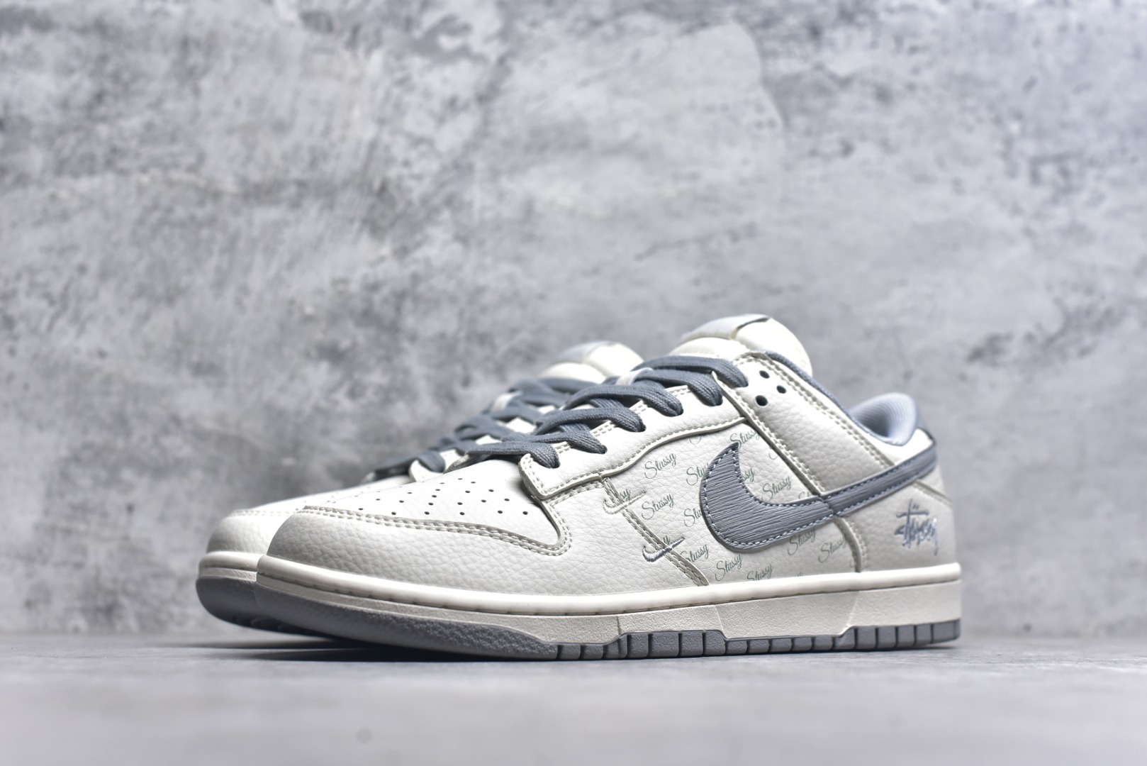 图片[2]-#Nk SB Dunk Low 斯图西联名 浅灰拉丝勾 周年高端定制 低帮休闲板鞋 XX2025-608 #定制鞋盒 大厂纯原品质出货 超高清洁度 皮料切割干净无任何毛边 细节完美 尺码：36 36.5 37.5 38 38.5 39 40 40.5 41 42 42.5 43 44 44.5 45 9.E5-选品中心