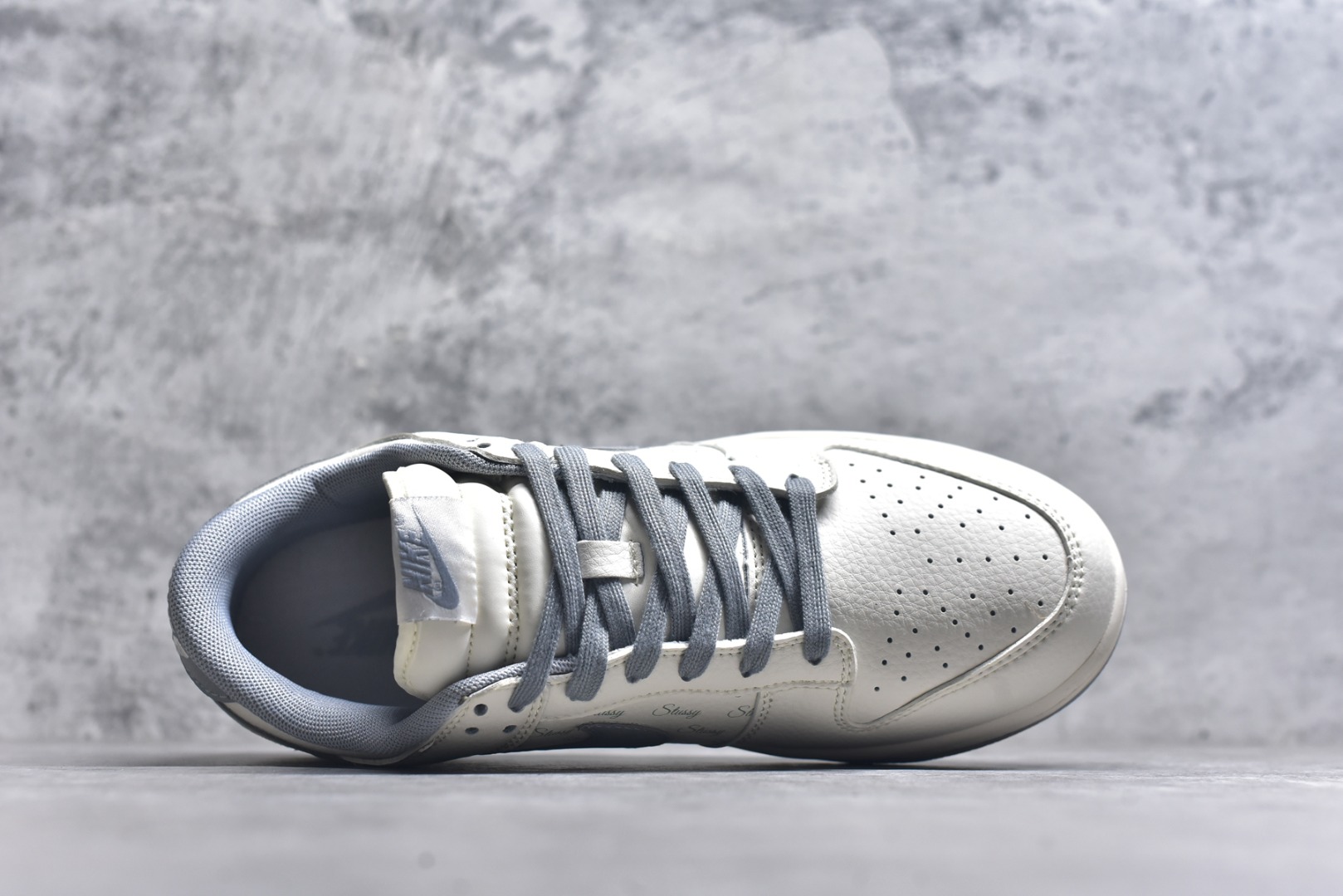 图片[4]-#Nk SB Dunk Low 斯图西联名 浅灰拉丝勾 周年高端定制 低帮休闲板鞋 XX2025-608 #定制鞋盒 大厂纯原品质出货 超高清洁度 皮料切割干净无任何毛边 细节完美 尺码：36 36.5 37.5 38 38.5 39 40 40.5 41 42 42.5 43 44 44.5 45 9.E5-选品中心