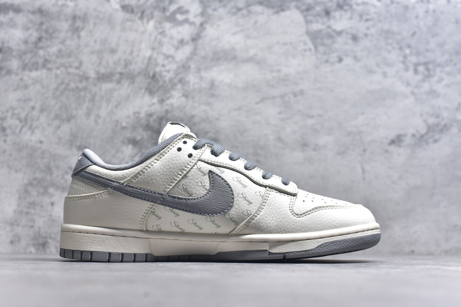 图片[3]-#Nk SB Dunk Low 斯图西联名 浅灰拉丝勾 周年高端定制 低帮休闲板鞋 XX2025-608 #定制鞋盒 大厂纯原品质出货 超高清洁度 皮料切割干净无任何毛边 细节完美 尺码：36 36.5 37.5 38 38.5 39 40 40.5 41 42 42.5 43 44 44.5 45 9.E5-选品中心