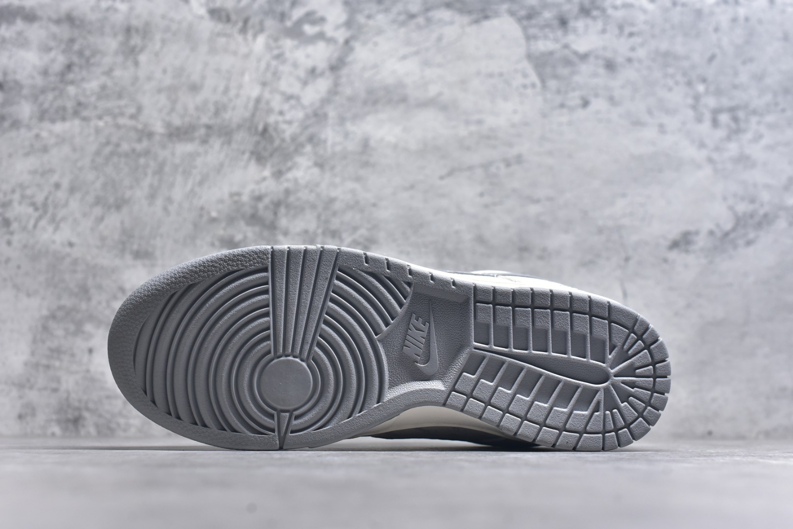 图片[6]-#Nk SB Dunk Low 斯图西联名 浅灰拉丝勾 周年高端定制 低帮休闲板鞋 XX2025-608 #定制鞋盒 大厂纯原品质出货 超高清洁度 皮料切割干净无任何毛边 细节完美 尺码：36 36.5 37.5 38 38.5 39 40 40.5 41 42 42.5 43 44 44.5 45 9.E5-选品中心