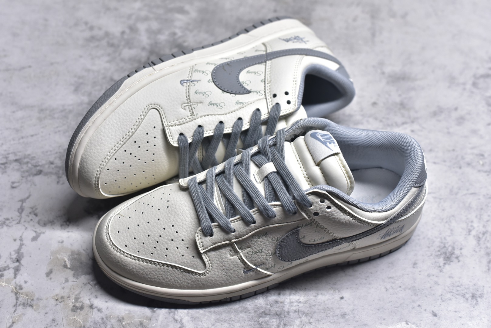 图片[7]-#Nk SB Dunk Low 斯图西联名 浅灰拉丝勾 周年高端定制 低帮休闲板鞋 XX2025-608 #定制鞋盒 大厂纯原品质出货 超高清洁度 皮料切割干净无任何毛边 细节完美 尺码：36 36.5 37.5 38 38.5 39 40 40.5 41 42 42.5 43 44 44.5 45 9.E5-选品中心