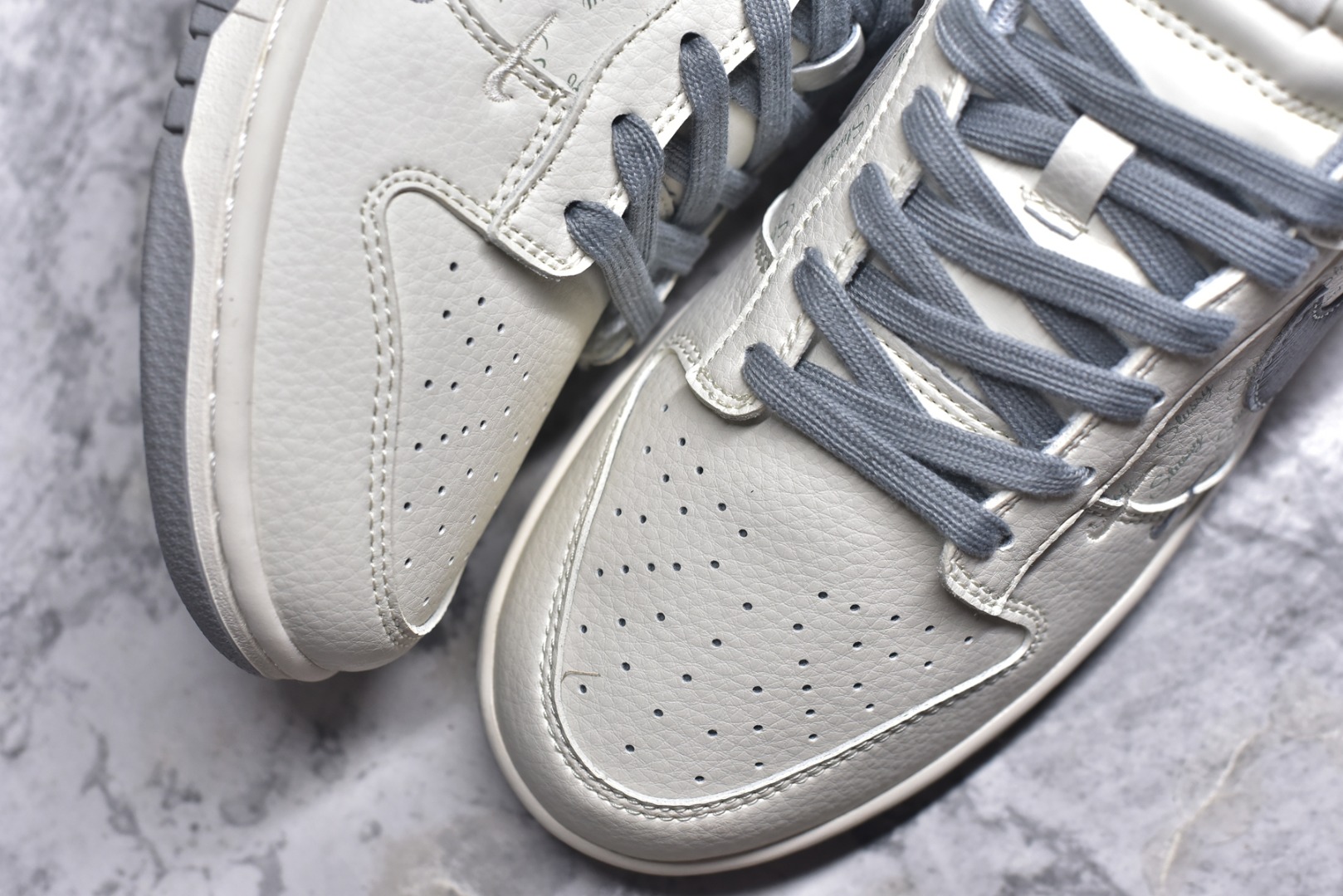 图片[8]-#Nk SB Dunk Low 斯图西联名 浅灰拉丝勾 周年高端定制 低帮休闲板鞋 XX2025-608 #定制鞋盒 大厂纯原品质出货 超高清洁度 皮料切割干净无任何毛边 细节完美 尺码：36 36.5 37.5 38 38.5 39 40 40.5 41 42 42.5 43 44 44.5 45 9.E5-选品中心