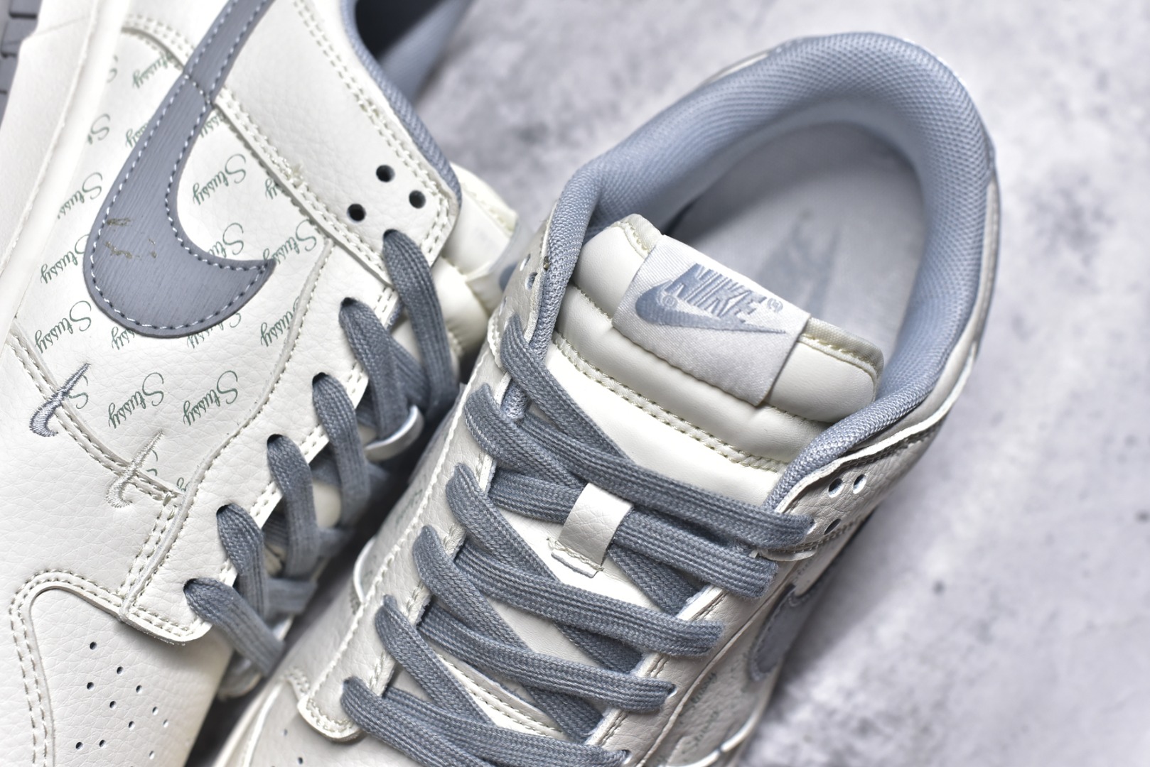 图片[9]-#Nk SB Dunk Low 斯图西联名 浅灰拉丝勾 周年高端定制 低帮休闲板鞋 XX2025-608 #定制鞋盒 大厂纯原品质出货 超高清洁度 皮料切割干净无任何毛边 细节完美 尺码：36 36.5 37.5 38 38.5 39 40 40.5 41 42 42.5 43 44 44.5 45 9.E5-选品中心