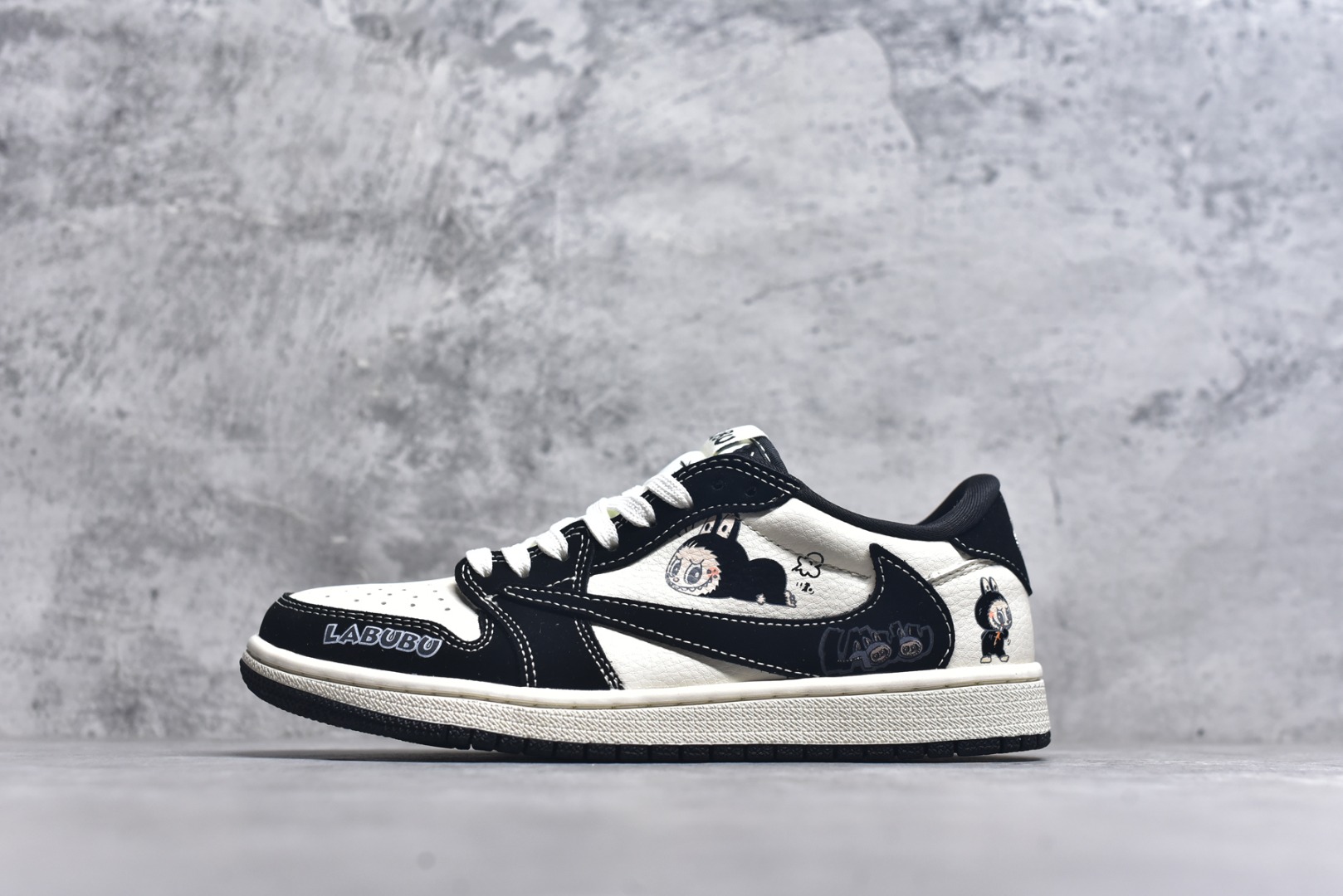 #海外爆款限量发售！ Travis Scott x Jordan 1 Low “Labubu拉布布联名” 高端定制 乔丹倒勾低帮休闲板鞋 大厂纯原品质出货 纯正版型 定制鞋盒 皮料切割干净无任何毛边 细节完美 超高清洁度 货号：DD7866-112 尺码：36 36.5 37.5 38 38.5 39 40 40.5 41 42 42.5 43 44 44.5 45-选品中心