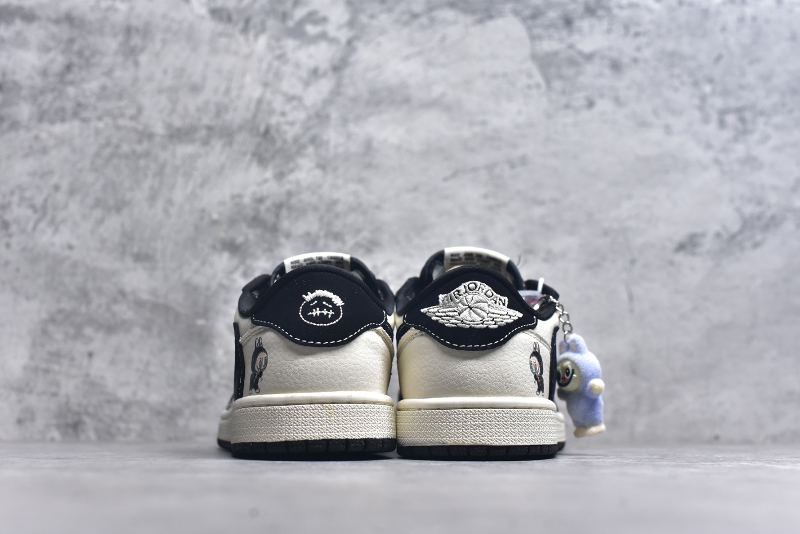 图片[5]-#海外爆款限量发售！ Travis Scott x Jordan 1 Low “Labubu拉布布联名” 高端定制 乔丹倒勾低帮休闲板鞋 大厂纯原品质出货 纯正版型 定制鞋盒 皮料切割干净无任何毛边 细节完美 超高清洁度 货号：DD7866-112 尺码：36 36.5 37.5 38 38.5 39 40 40.5 41 42 42.5 43 44 44.5 45-选品中心