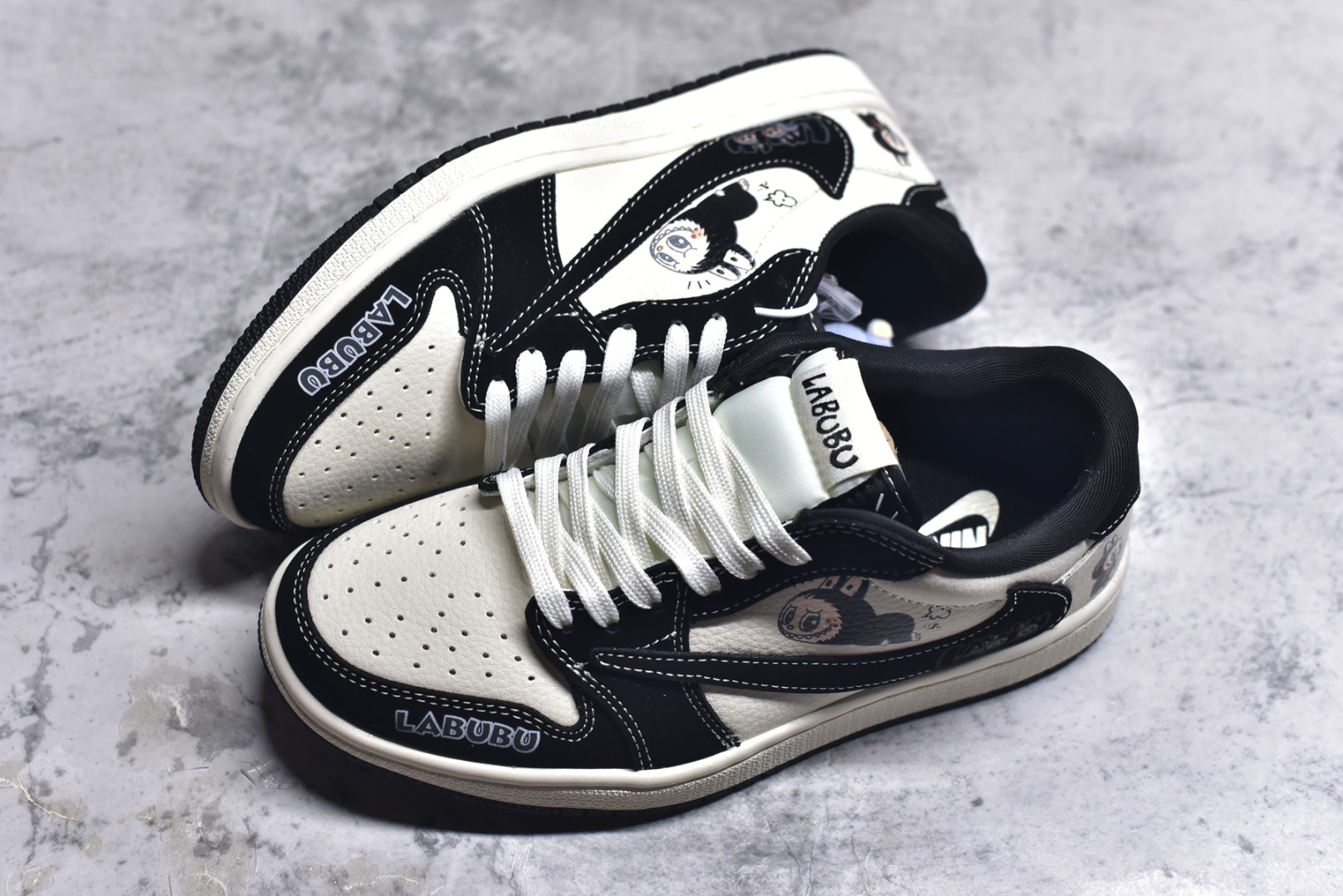 图片[7]-#海外爆款限量发售！ Travis Scott x Jordan 1 Low “Labubu拉布布联名” 高端定制 乔丹倒勾低帮休闲板鞋 大厂纯原品质出货 纯正版型 定制鞋盒 皮料切割干净无任何毛边 细节完美 超高清洁度 货号：DD7866-112 尺码：36 36.5 37.5 38 38.5 39 40 40.5 41 42 42.5 43 44 44.5 45-选品中心