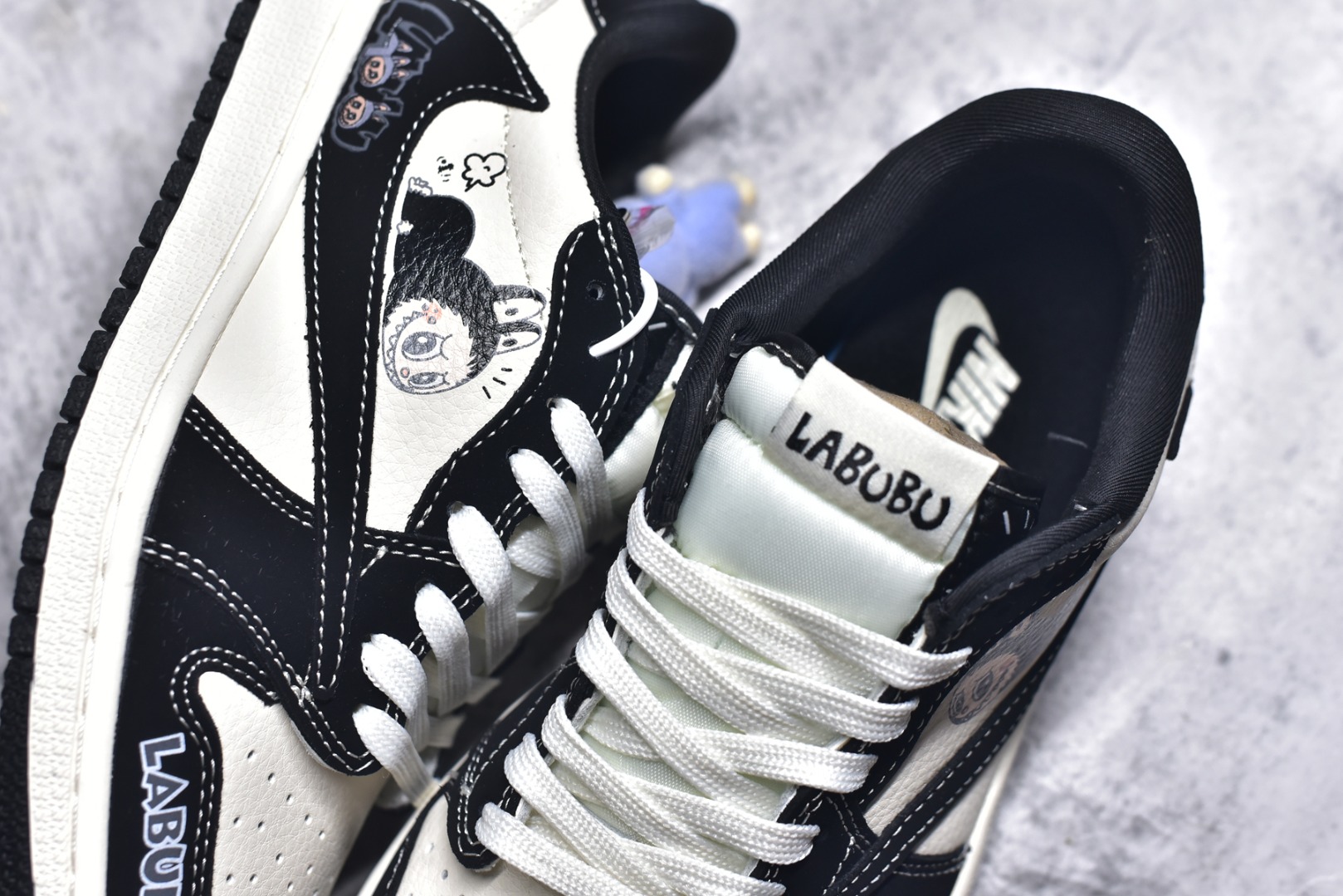 图片[9]-#海外爆款限量发售！ Travis Scott x Jordan 1 Low “Labubu拉布布联名” 高端定制 乔丹倒勾低帮休闲板鞋 大厂纯原品质出货 纯正版型 定制鞋盒 皮料切割干净无任何毛边 细节完美 超高清洁度 货号：DD7866-112 尺码：36 36.5 37.5 38 38.5 39 40 40.5 41 42 42.5 43 44 44.5 45-选品中心