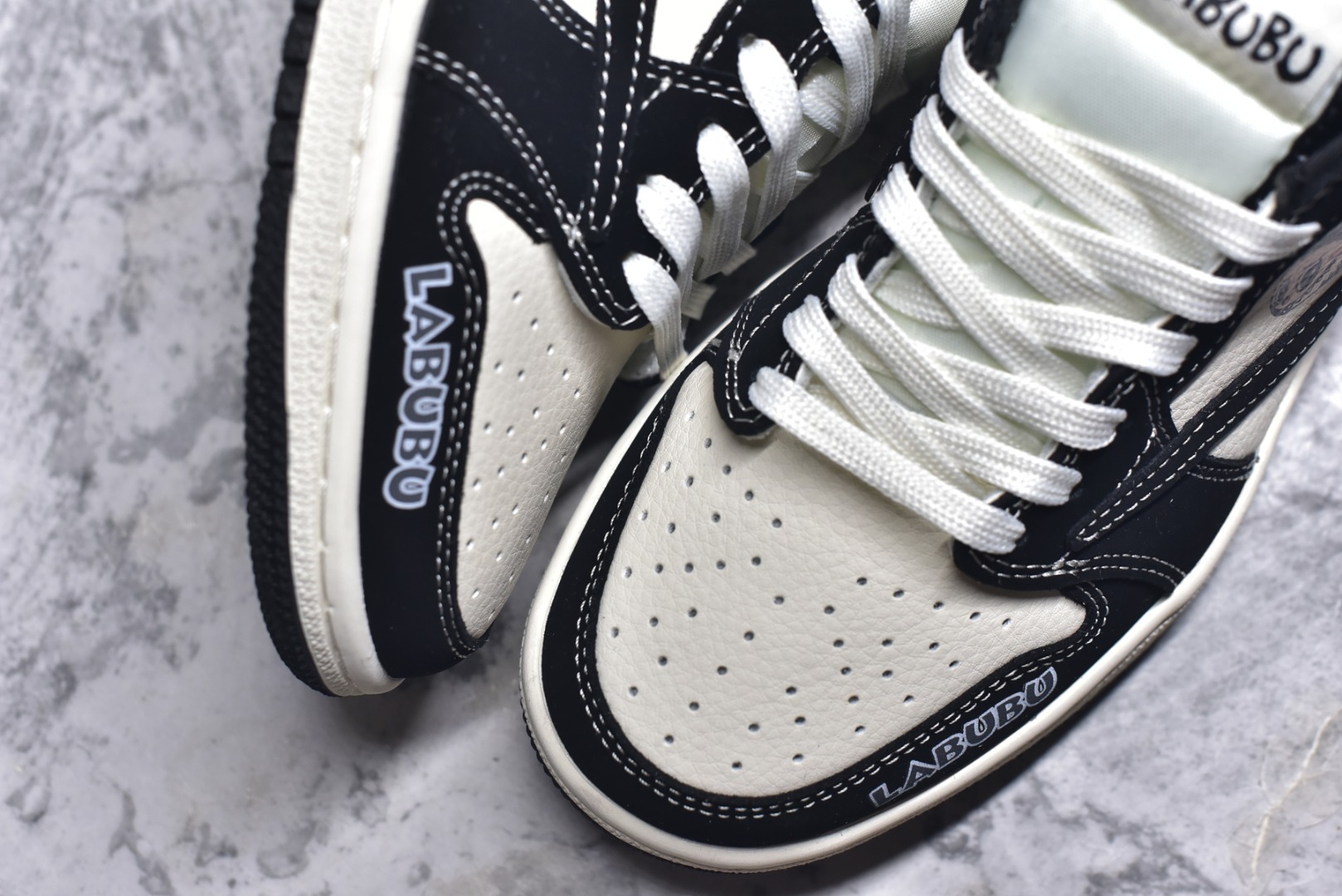 图片[8]-#海外爆款限量发售！ Travis Scott x Jordan 1 Low “Labubu拉布布联名” 高端定制 乔丹倒勾低帮休闲板鞋 大厂纯原品质出货 纯正版型 定制鞋盒 皮料切割干净无任何毛边 细节完美 超高清洁度 货号：DD7866-112 尺码：36 36.5 37.5 38 38.5 39 40 40.5 41 42 42.5 43 44 44.5 45-选品中心