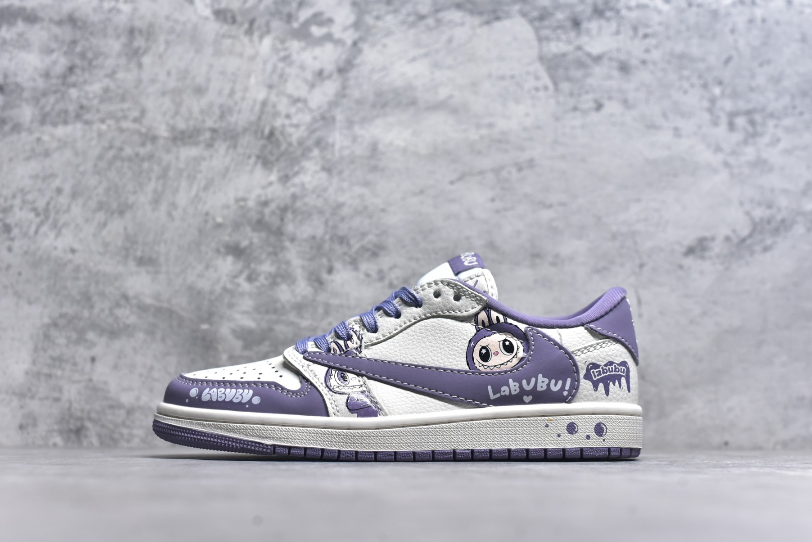#海外爆款限量发售！Travis Scott x Fragment Design x Jordan Air Jordan 1 Low OG SP “米紫拉布布” 多方联名合作融合了Travi灰勾s Scott 独特的音乐风格，藤原浩个性的设计风格以及Jordan品牌的经典元素 使其成为一双具有独特身份和价值的鞋子 清新而立体的外观加上联名标识更突出了其独特身份 这种配色方案显示出活力和时尚感 在视觉上引人注目 鞋身的质感和细腻的细节处理使其显得高端而格调十足 这款“倒钩”联名是设计与创意完美结合 融合多方的个性风格是一款备受瞩目的潮流鞋款 低帮休闲板鞋 定制鞋盒 大厂纯原品质出货 超高清洁度 皮料切割干净无任何毛边 细节完美 货号：JW1188-164 尺码：36 36.5 37.5 38 38.5 39 40 40.5 41 42 42.5 43 44 44.5 45-选品中心