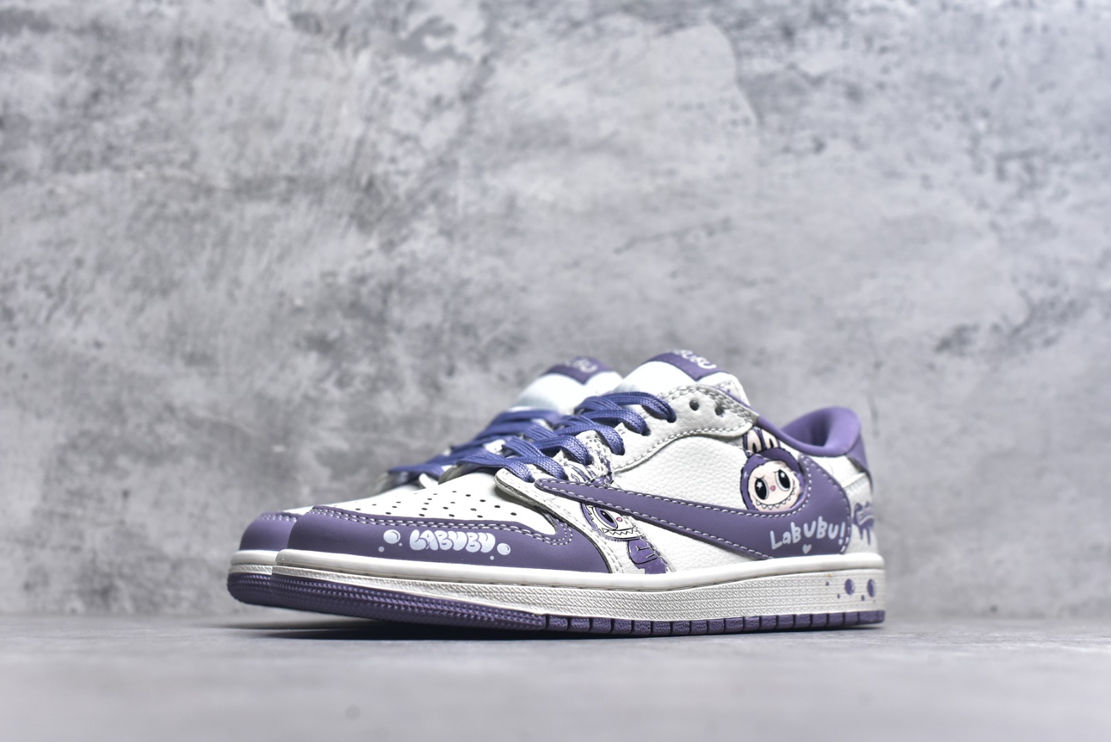 图片[2]-#海外爆款限量发售！Travis Scott x Fragment Design x Jordan Air Jordan 1 Low OG SP “米紫拉布布” 多方联名合作融合了Travi灰勾s Scott 独特的音乐风格，藤原浩个性的设计风格以及Jordan品牌的经典元素 使其成为一双具有独特身份和价值的鞋子 清新而立体的外观加上联名标识更突出了其独特身份 这种配色方案显示出活力和时尚感 在视觉上引人注目 鞋身的质感和细腻的细节处理使其显得高端而格调十足 这款“倒钩”联名是设计与创意完美结合 融合多方的个性风格是一款备受瞩目的潮流鞋款 低帮休闲板鞋 定制鞋盒 大厂纯原品质出货 超高清洁度 皮料切割干净无任何毛边 细节完美 货号：JW1188-164 尺码：36 36.5 37.5 38 38.5 39 40 40.5 41 42 42.5 43 44 44.5 45-选品中心