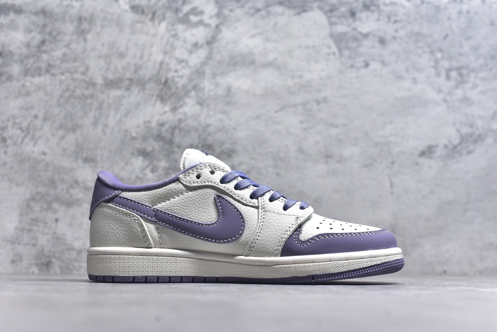 图片[3]-#海外爆款限量发售！Travis Scott x Fragment Design x Jordan Air Jordan 1 Low OG SP “米紫拉布布” 多方联名合作融合了Travi灰勾s Scott 独特的音乐风格，藤原浩个性的设计风格以及Jordan品牌的经典元素 使其成为一双具有独特身份和价值的鞋子 清新而立体的外观加上联名标识更突出了其独特身份 这种配色方案显示出活力和时尚感 在视觉上引人注目 鞋身的质感和细腻的细节处理使其显得高端而格调十足 这款“倒钩”联名是设计与创意完美结合 融合多方的个性风格是一款备受瞩目的潮流鞋款 低帮休闲板鞋 定制鞋盒 大厂纯原品质出货 超高清洁度 皮料切割干净无任何毛边 细节完美 货号：JW1188-164 尺码：36 36.5 37.5 38 38.5 39 40 40.5 41 42 42.5 43 44 44.5 45-选品中心
