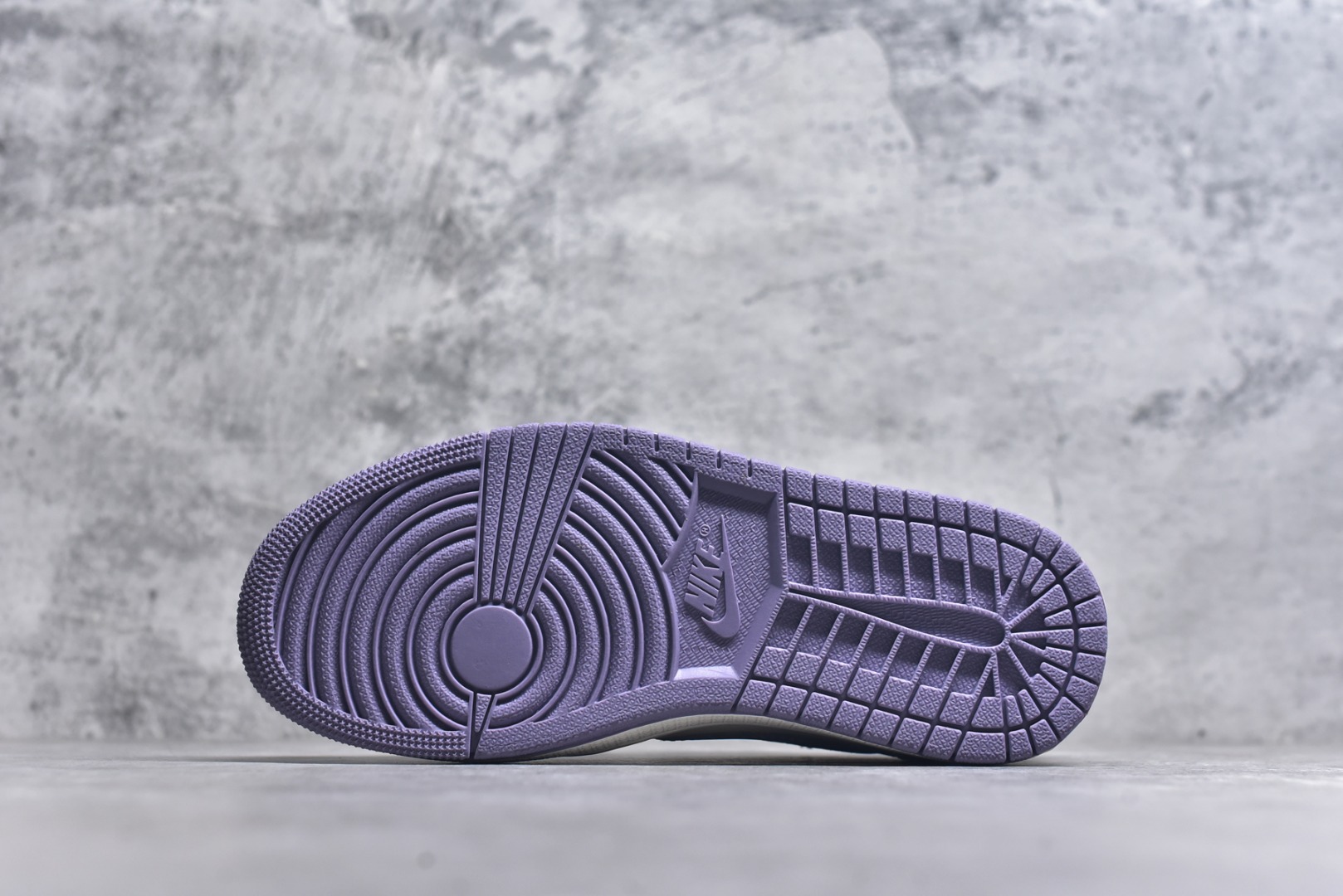 图片[6]-#海外爆款限量发售！Travis Scott x Fragment Design x Jordan Air Jordan 1 Low OG SP “米紫拉布布” 多方联名合作融合了Travi灰勾s Scott 独特的音乐风格，藤原浩个性的设计风格以及Jordan品牌的经典元素 使其成为一双具有独特身份和价值的鞋子 清新而立体的外观加上联名标识更突出了其独特身份 这种配色方案显示出活力和时尚感 在视觉上引人注目 鞋身的质感和细腻的细节处理使其显得高端而格调十足 这款“倒钩”联名是设计与创意完美结合 融合多方的个性风格是一款备受瞩目的潮流鞋款 低帮休闲板鞋 定制鞋盒 大厂纯原品质出货 超高清洁度 皮料切割干净无任何毛边 细节完美 货号：JW1188-164 尺码：36 36.5 37.5 38 38.5 39 40 40.5 41 42 42.5 43 44 44.5 45-选品中心