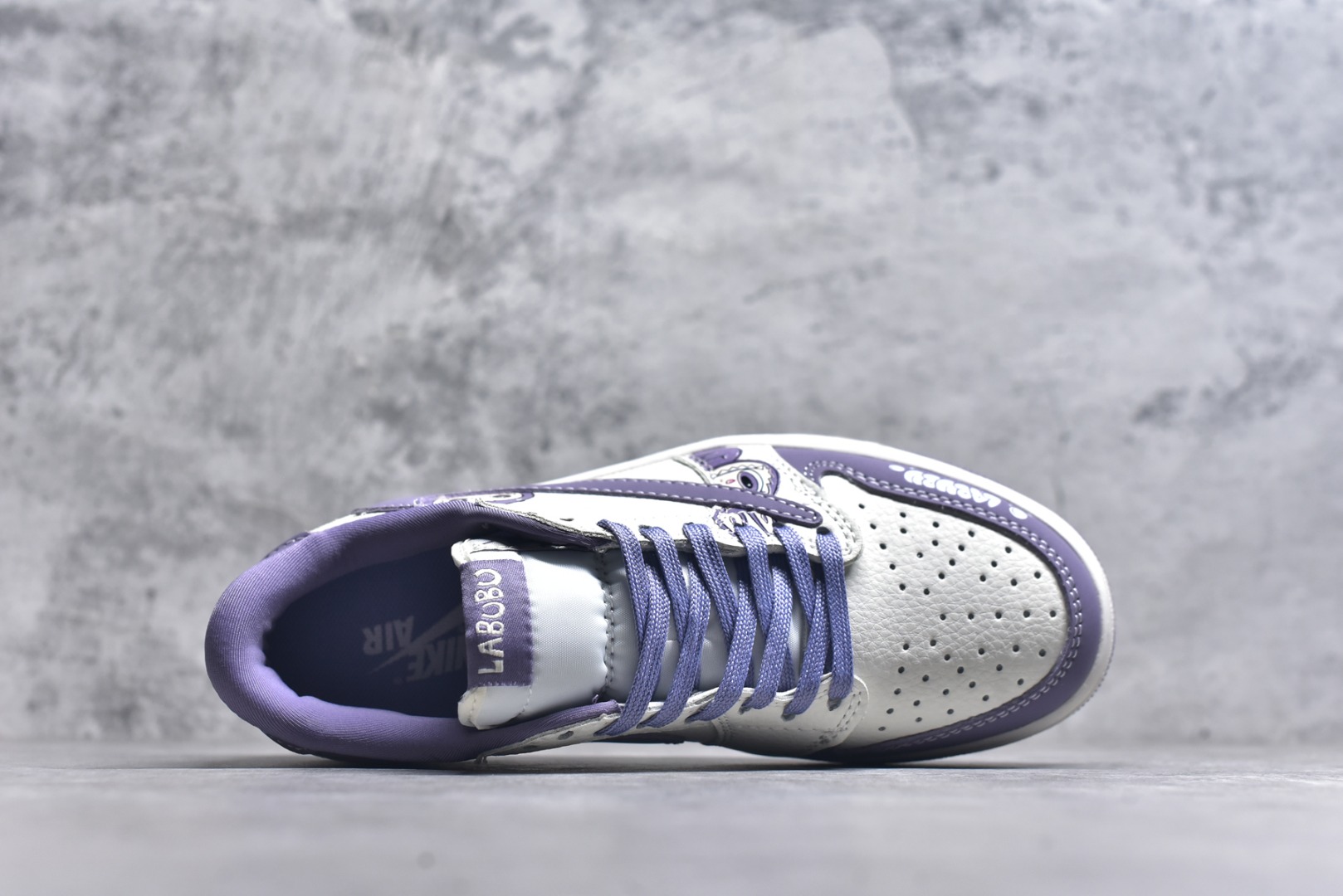 图片[4]-#海外爆款限量发售！Travis Scott x Fragment Design x Jordan Air Jordan 1 Low OG SP “米紫拉布布” 多方联名合作融合了Travi灰勾s Scott 独特的音乐风格，藤原浩个性的设计风格以及Jordan品牌的经典元素 使其成为一双具有独特身份和价值的鞋子 清新而立体的外观加上联名标识更突出了其独特身份 这种配色方案显示出活力和时尚感 在视觉上引人注目 鞋身的质感和细腻的细节处理使其显得高端而格调十足 这款“倒钩”联名是设计与创意完美结合 融合多方的个性风格是一款备受瞩目的潮流鞋款 低帮休闲板鞋 定制鞋盒 大厂纯原品质出货 超高清洁度 皮料切割干净无任何毛边 细节完美 货号：JW1188-164 尺码：36 36.5 37.5 38 38.5 39 40 40.5 41 42 42.5 43 44 44.5 45-选品中心