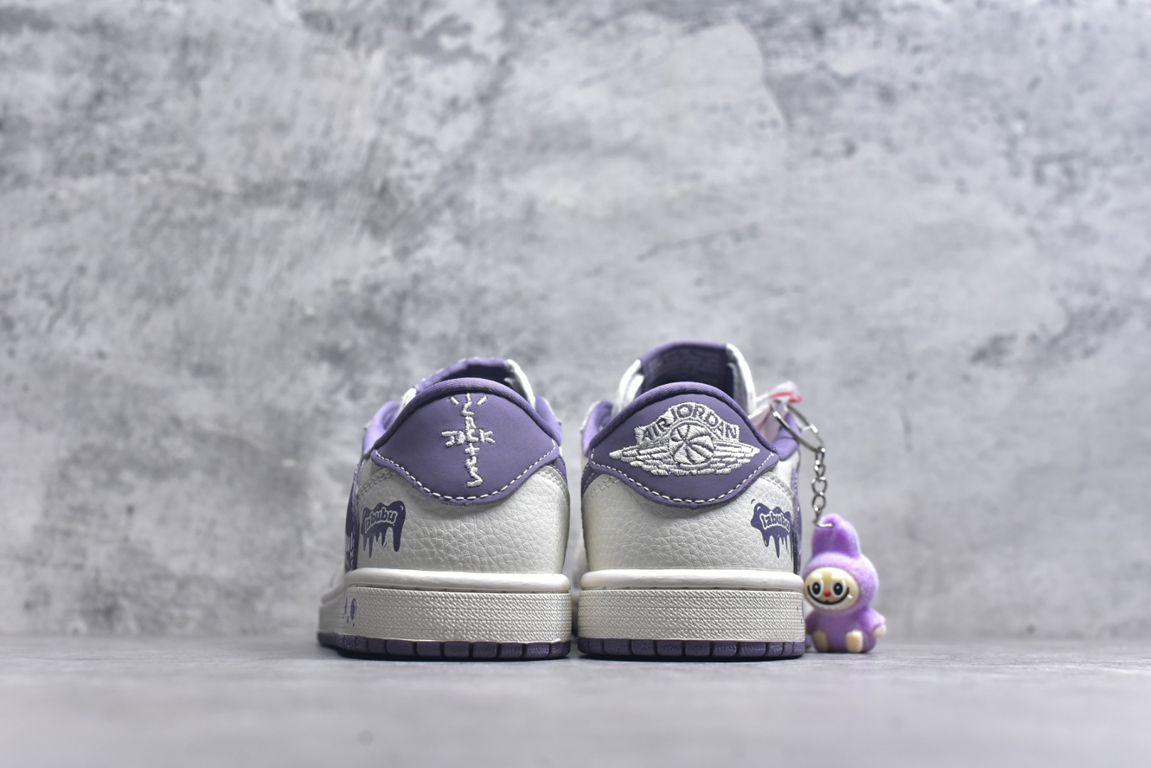 图片[5]-#海外爆款限量发售！Travis Scott x Fragment Design x Jordan Air Jordan 1 Low OG SP “米紫拉布布” 多方联名合作融合了Travi灰勾s Scott 独特的音乐风格，藤原浩个性的设计风格以及Jordan品牌的经典元素 使其成为一双具有独特身份和价值的鞋子 清新而立体的外观加上联名标识更突出了其独特身份 这种配色方案显示出活力和时尚感 在视觉上引人注目 鞋身的质感和细腻的细节处理使其显得高端而格调十足 这款“倒钩”联名是设计与创意完美结合 融合多方的个性风格是一款备受瞩目的潮流鞋款 低帮休闲板鞋 定制鞋盒 大厂纯原品质出货 超高清洁度 皮料切割干净无任何毛边 细节完美 货号：JW1188-164 尺码：36 36.5 37.5 38 38.5 39 40 40.5 41 42 42.5 43 44 44.5 45-选品中心