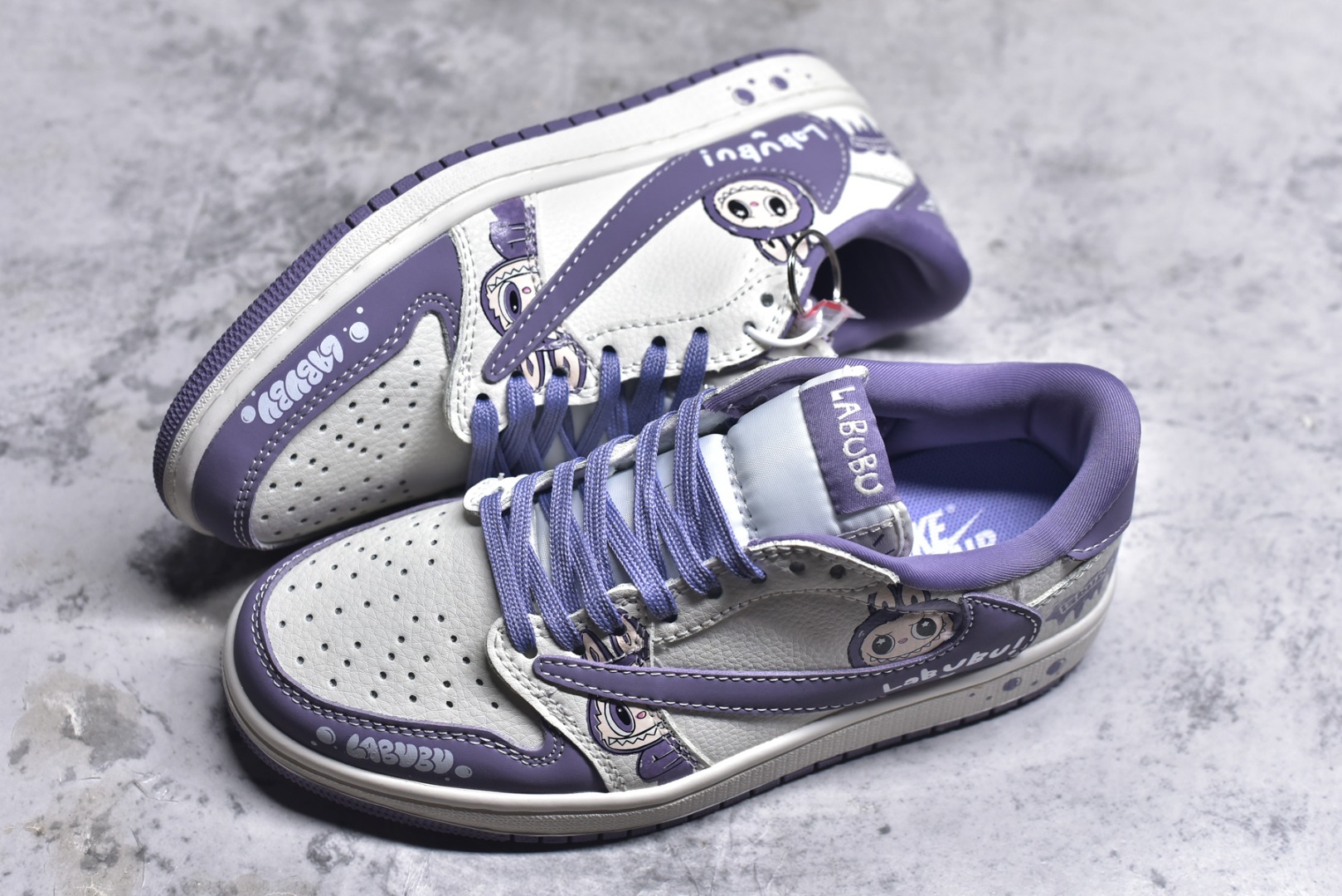 图片[7]-#海外爆款限量发售！Travis Scott x Fragment Design x Jordan Air Jordan 1 Low OG SP “米紫拉布布” 多方联名合作融合了Travi灰勾s Scott 独特的音乐风格，藤原浩个性的设计风格以及Jordan品牌的经典元素 使其成为一双具有独特身份和价值的鞋子 清新而立体的外观加上联名标识更突出了其独特身份 这种配色方案显示出活力和时尚感 在视觉上引人注目 鞋身的质感和细腻的细节处理使其显得高端而格调十足 这款“倒钩”联名是设计与创意完美结合 融合多方的个性风格是一款备受瞩目的潮流鞋款 低帮休闲板鞋 定制鞋盒 大厂纯原品质出货 超高清洁度 皮料切割干净无任何毛边 细节完美 货号：JW1188-164 尺码：36 36.5 37.5 38 38.5 39 40 40.5 41 42 42.5 43 44 44.5 45-选品中心