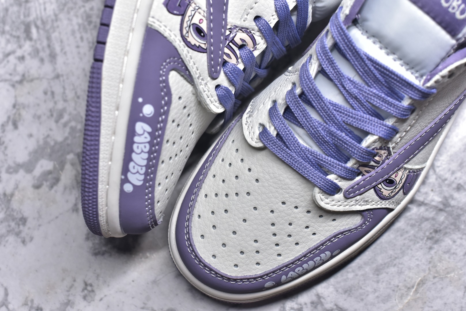 图片[8]-#海外爆款限量发售！Travis Scott x Fragment Design x Jordan Air Jordan 1 Low OG SP “米紫拉布布” 多方联名合作融合了Travi灰勾s Scott 独特的音乐风格，藤原浩个性的设计风格以及Jordan品牌的经典元素 使其成为一双具有独特身份和价值的鞋子 清新而立体的外观加上联名标识更突出了其独特身份 这种配色方案显示出活力和时尚感 在视觉上引人注目 鞋身的质感和细腻的细节处理使其显得高端而格调十足 这款“倒钩”联名是设计与创意完美结合 融合多方的个性风格是一款备受瞩目的潮流鞋款 低帮休闲板鞋 定制鞋盒 大厂纯原品质出货 超高清洁度 皮料切割干净无任何毛边 细节完美 货号：JW1188-164 尺码：36 36.5 37.5 38 38.5 39 40 40.5 41 42 42.5 43 44 44.5 45-选品中心