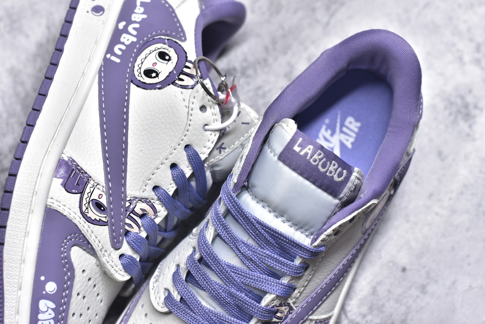 图片[9]-#海外爆款限量发售！Travis Scott x Fragment Design x Jordan Air Jordan 1 Low OG SP “米紫拉布布” 多方联名合作融合了Travi灰勾s Scott 独特的音乐风格，藤原浩个性的设计风格以及Jordan品牌的经典元素 使其成为一双具有独特身份和价值的鞋子 清新而立体的外观加上联名标识更突出了其独特身份 这种配色方案显示出活力和时尚感 在视觉上引人注目 鞋身的质感和细腻的细节处理使其显得高端而格调十足 这款“倒钩”联名是设计与创意完美结合 融合多方的个性风格是一款备受瞩目的潮流鞋款 低帮休闲板鞋 定制鞋盒 大厂纯原品质出货 超高清洁度 皮料切割干净无任何毛边 细节完美 货号：JW1188-164 尺码：36 36.5 37.5 38 38.5 39 40 40.5 41 42 42.5 43 44 44.5 45-选品中心