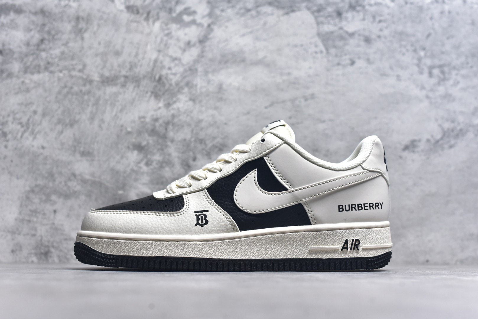 #Nk Air Force 1\'07 Low 巴宝莉联名-黑白拼接 空军一号低帮休闲板鞋 BB8588-227 #原楦头原纸板 原装鞋盒 定制五金配件 内置全掌气垫 原厂鞋底 尺码：36 36.5 37.5 38 38.5 39 40 40.5 41 42 42.5 43 44 44.5 45 9.D4-选品中心